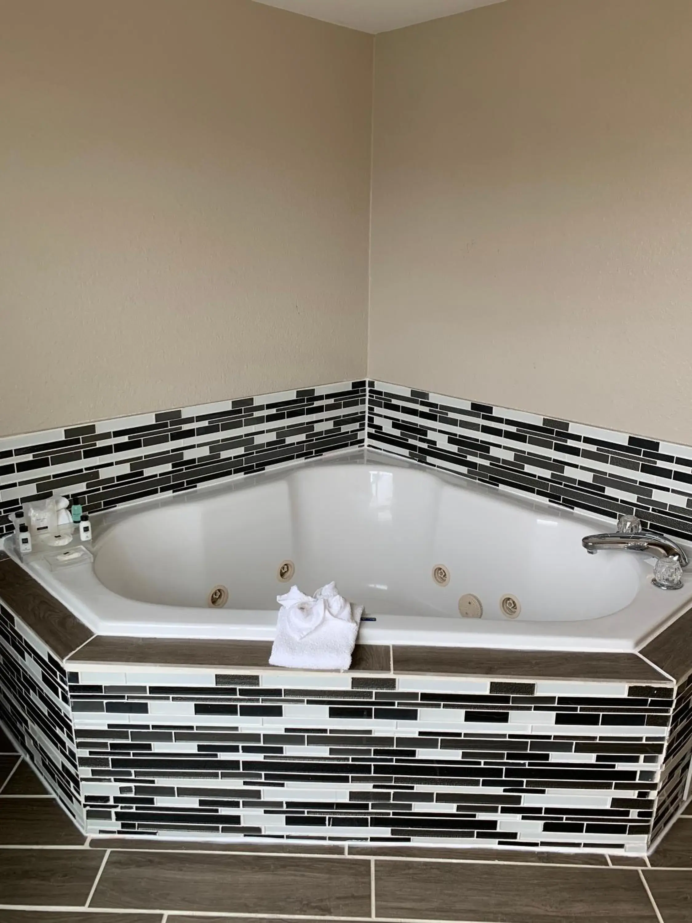 King Room with Whirlpool - Non-Smoking in Country Inn & Suites by Radisson, Georgetown, KY King Room with Whirlpool - Non-Smoking in Country Inn & Suites by Radisson, Georgetown, KY