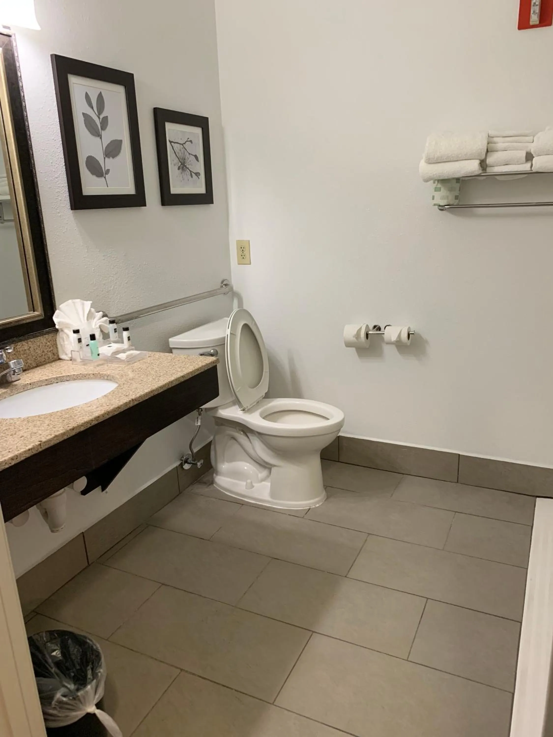 Bathroom in Country Inn & Suites by Radisson, Georgetown, KY