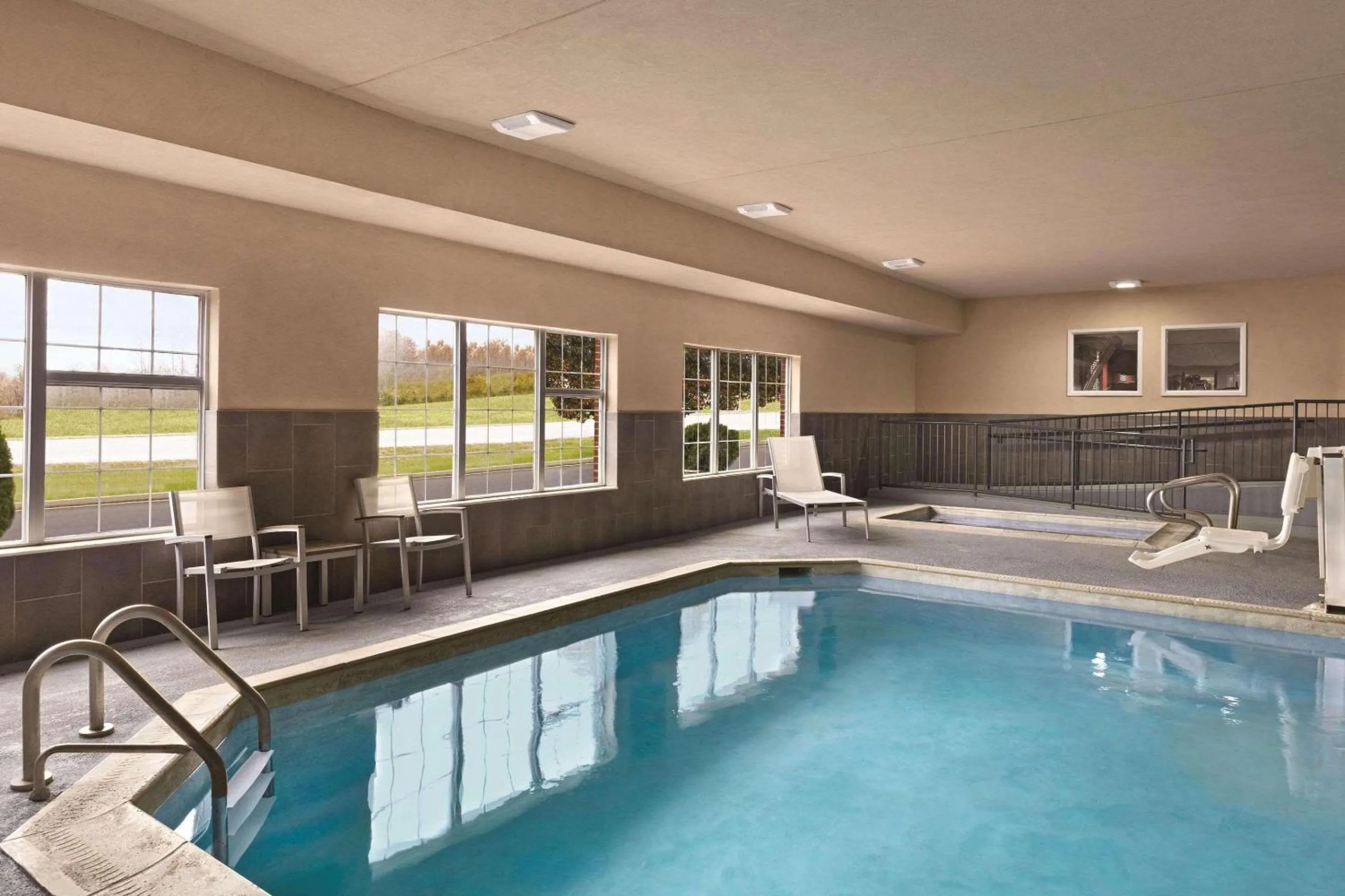 Swimming pool in Country Inn & Suites by Radisson, Georgetown, KY