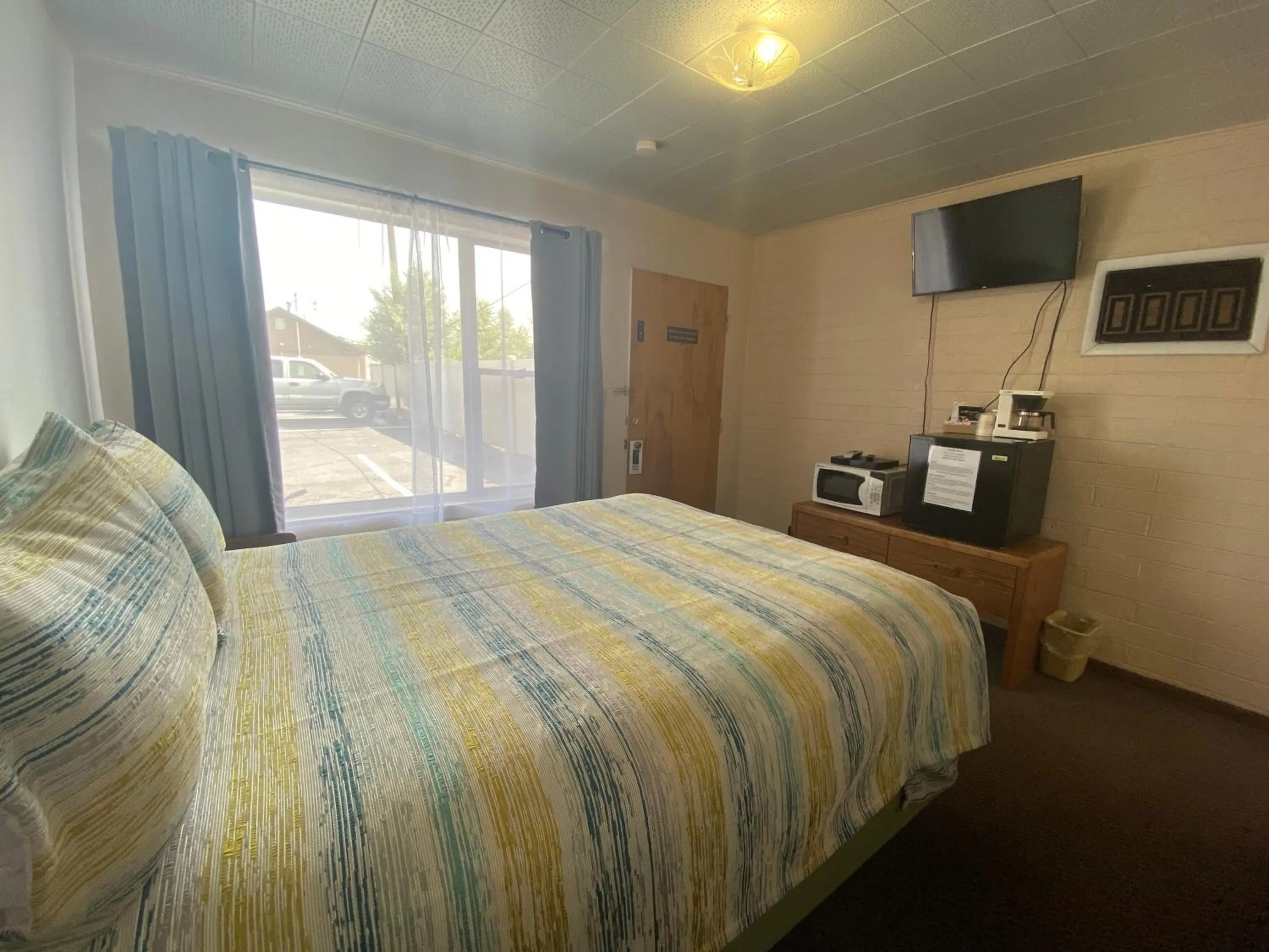 View (from property/room), Bed in Lamplighter Lodge