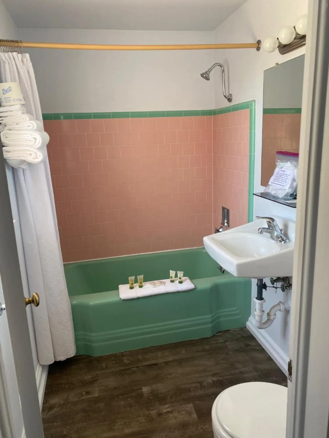 Bathroom, Bed in Lamplighter Lodge