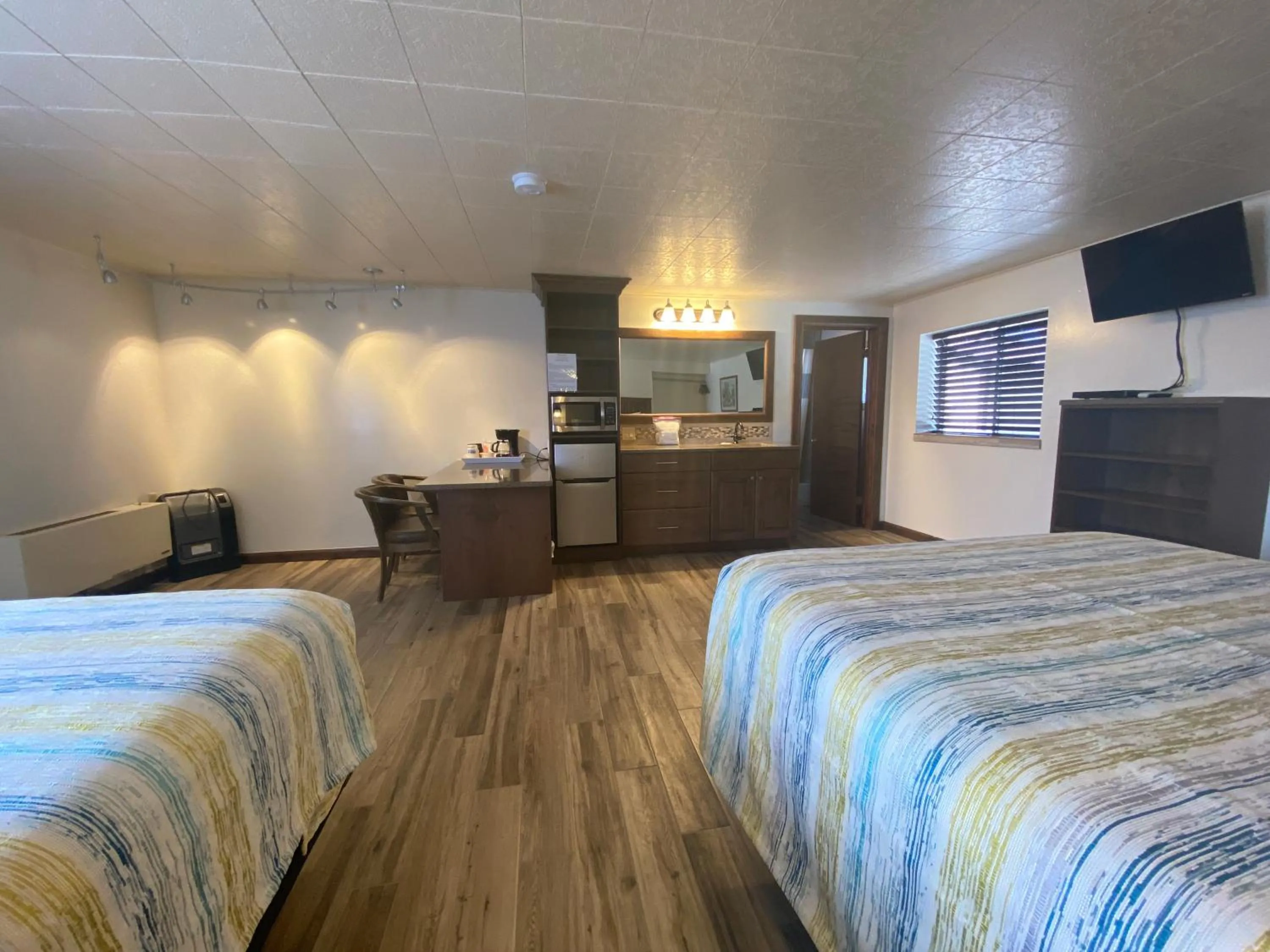 Photo of the whole room, Bed in Lamplighter Lodge