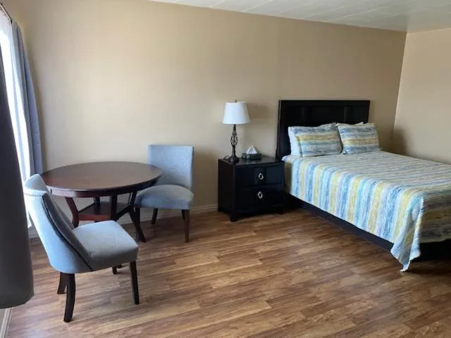 Bedroom, Bed in Lamplighter Lodge