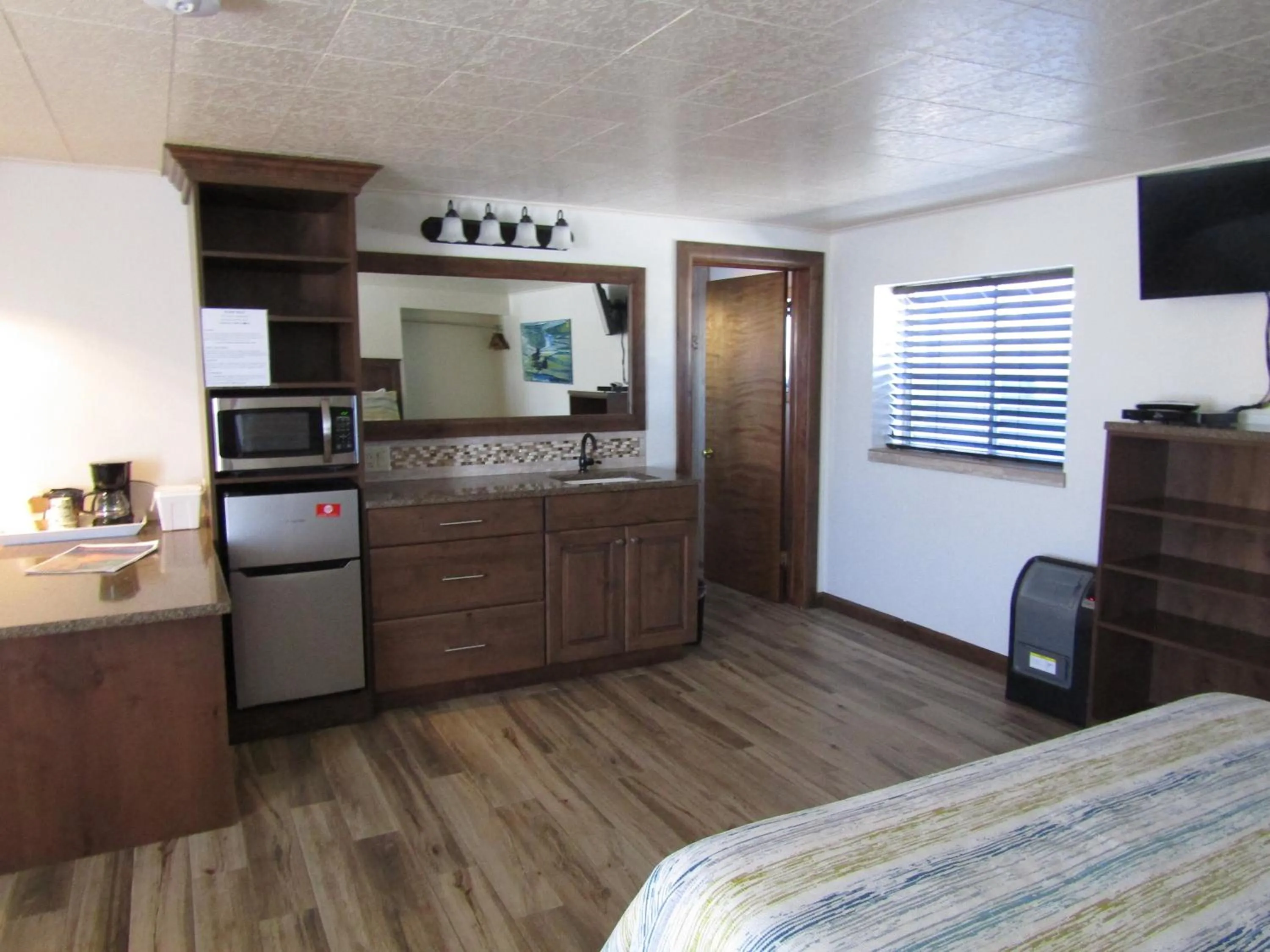 Kitchen or kitchenette, Bed in Lamplighter Lodge