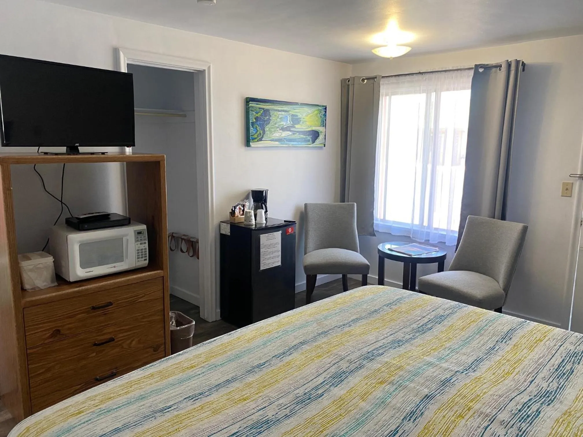 Photo of the whole room, Bed in Lamplighter Lodge