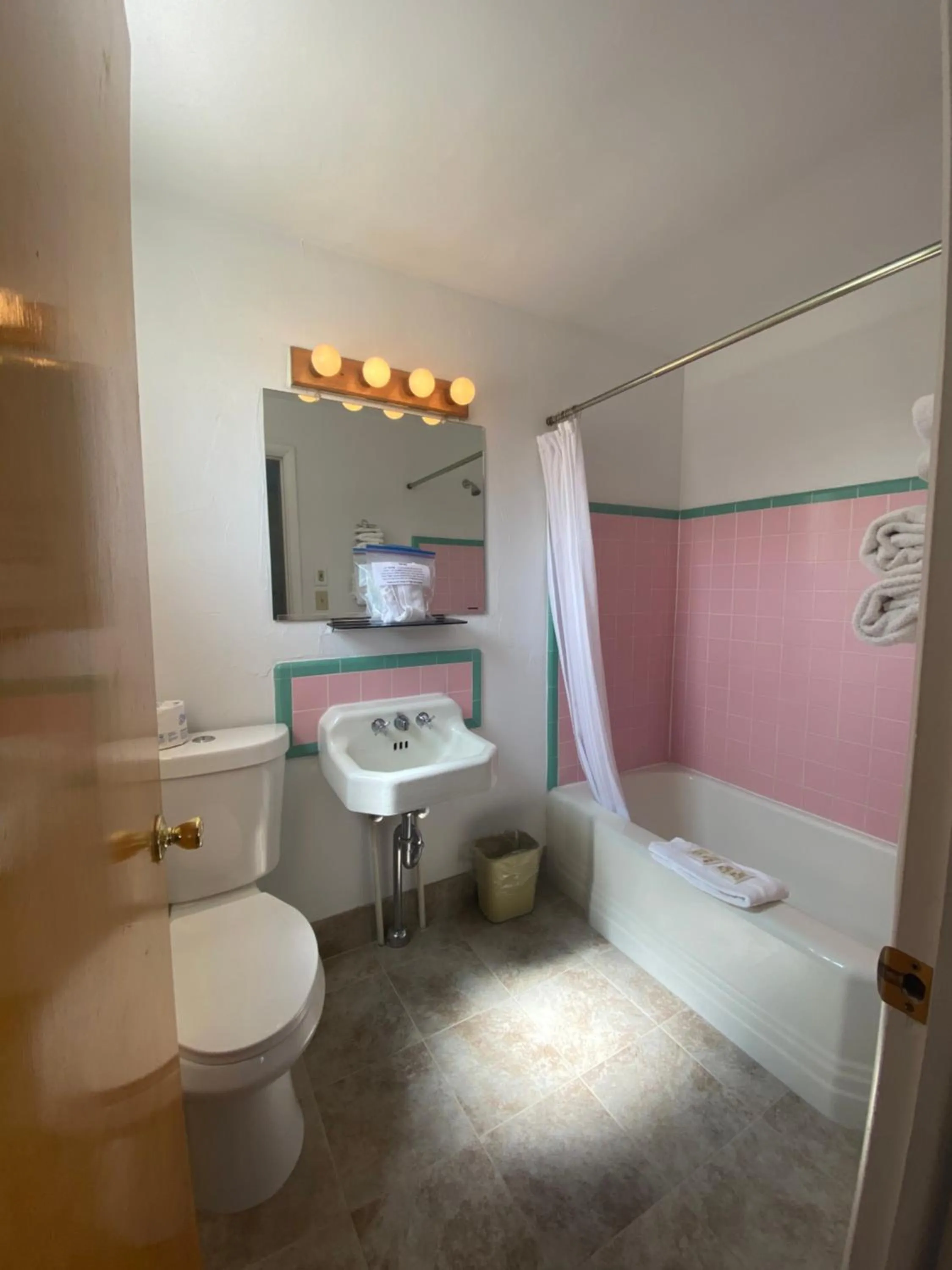 Bathroom in Lamplighter Lodge