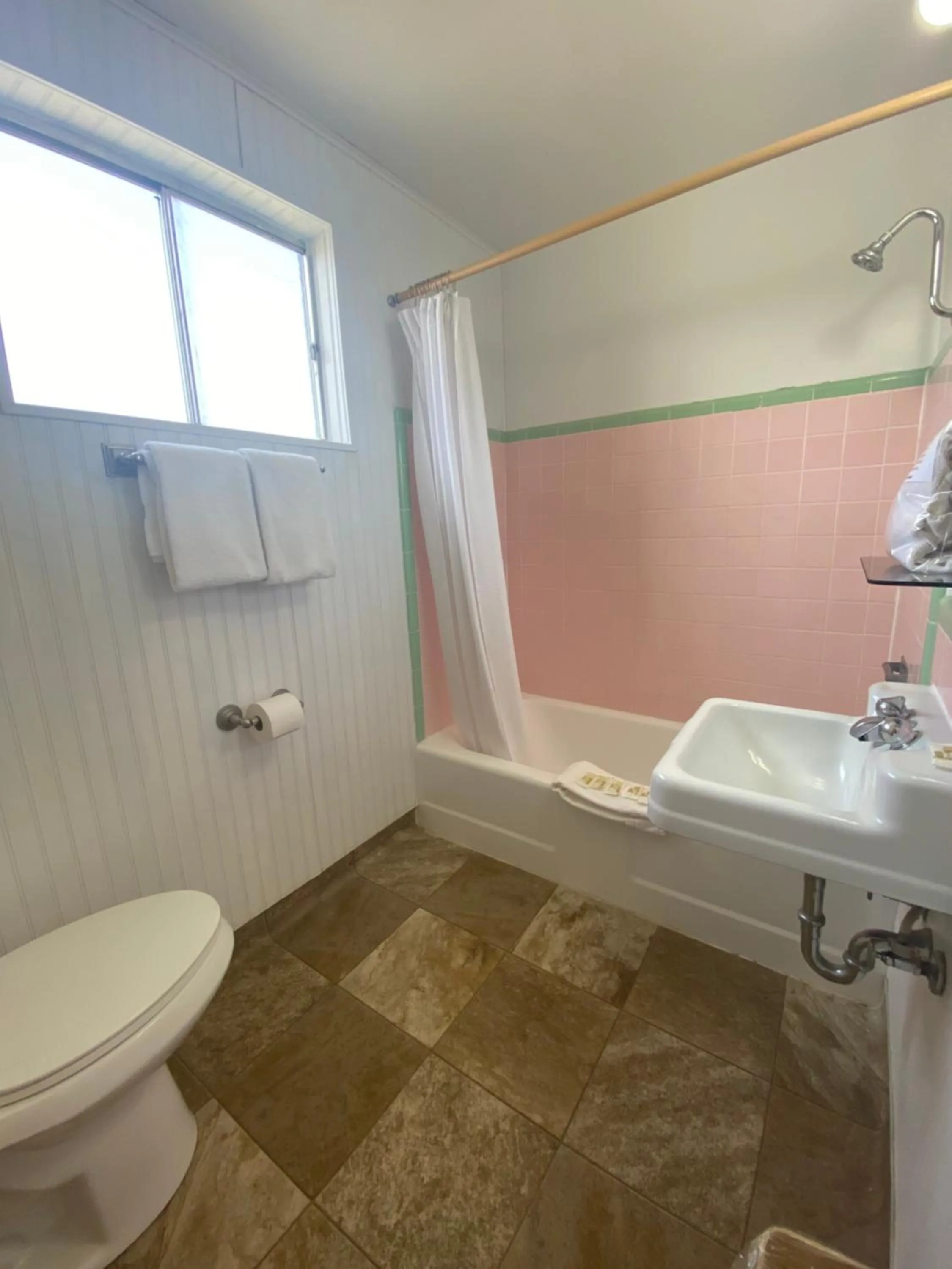 Bathroom in Lamplighter Lodge