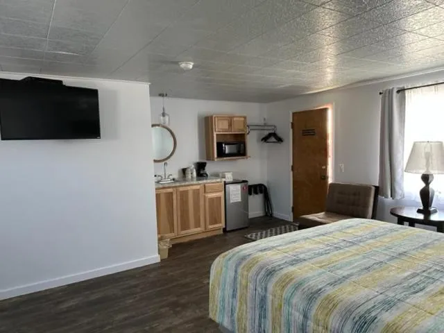Kitchen or kitchenette, Bed in Lamplighter Lodge