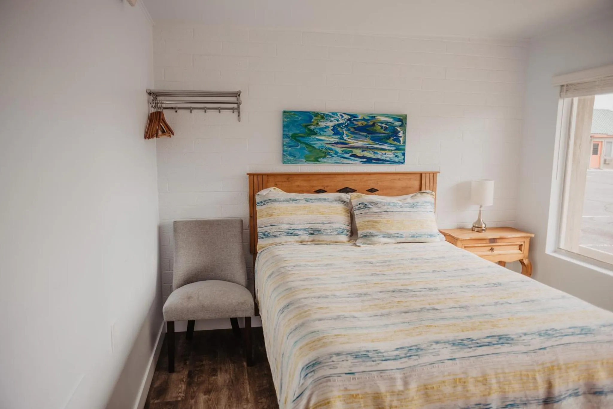 Bedroom, Bed in Lamplighter Lodge