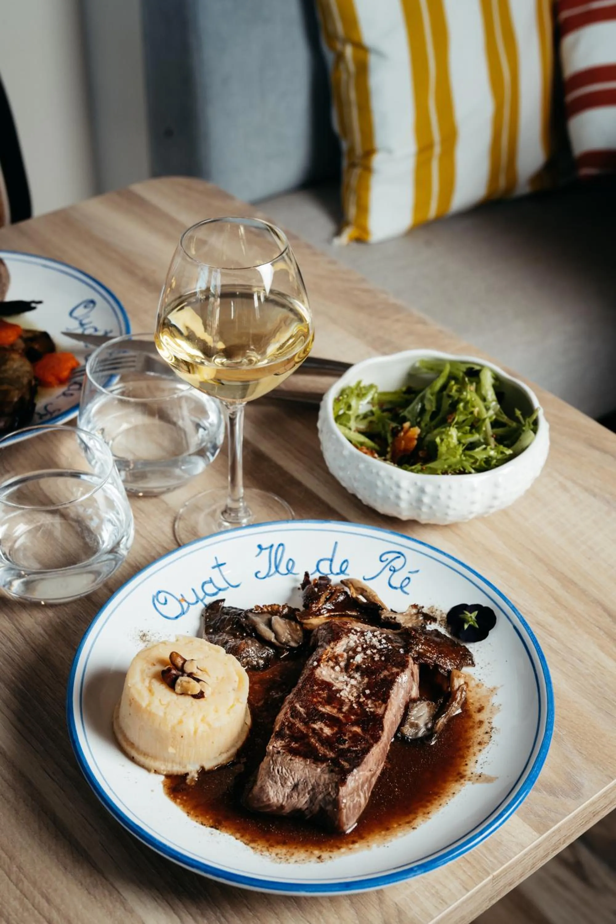 Restaurant/places to eat in Hôtel OYAT Ile de Ré - ex Escale