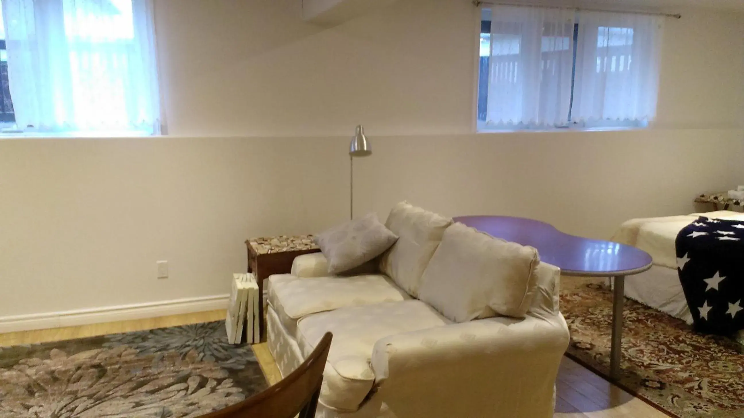 Deluxe King Suite in HB Guest Home 4 Deluxe King Suite in HB Guest Home 4