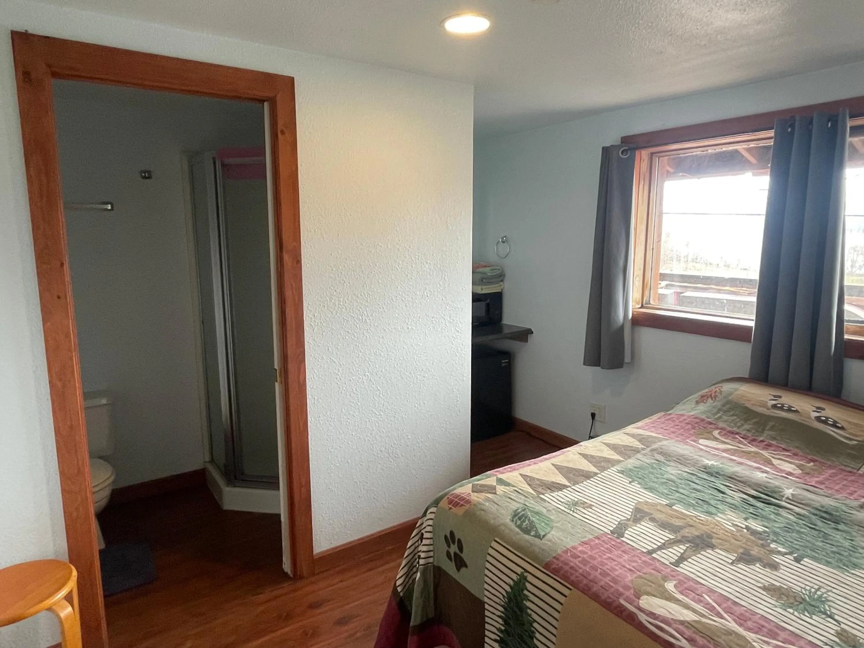 Bed in Brown Bear Saloon & Motel