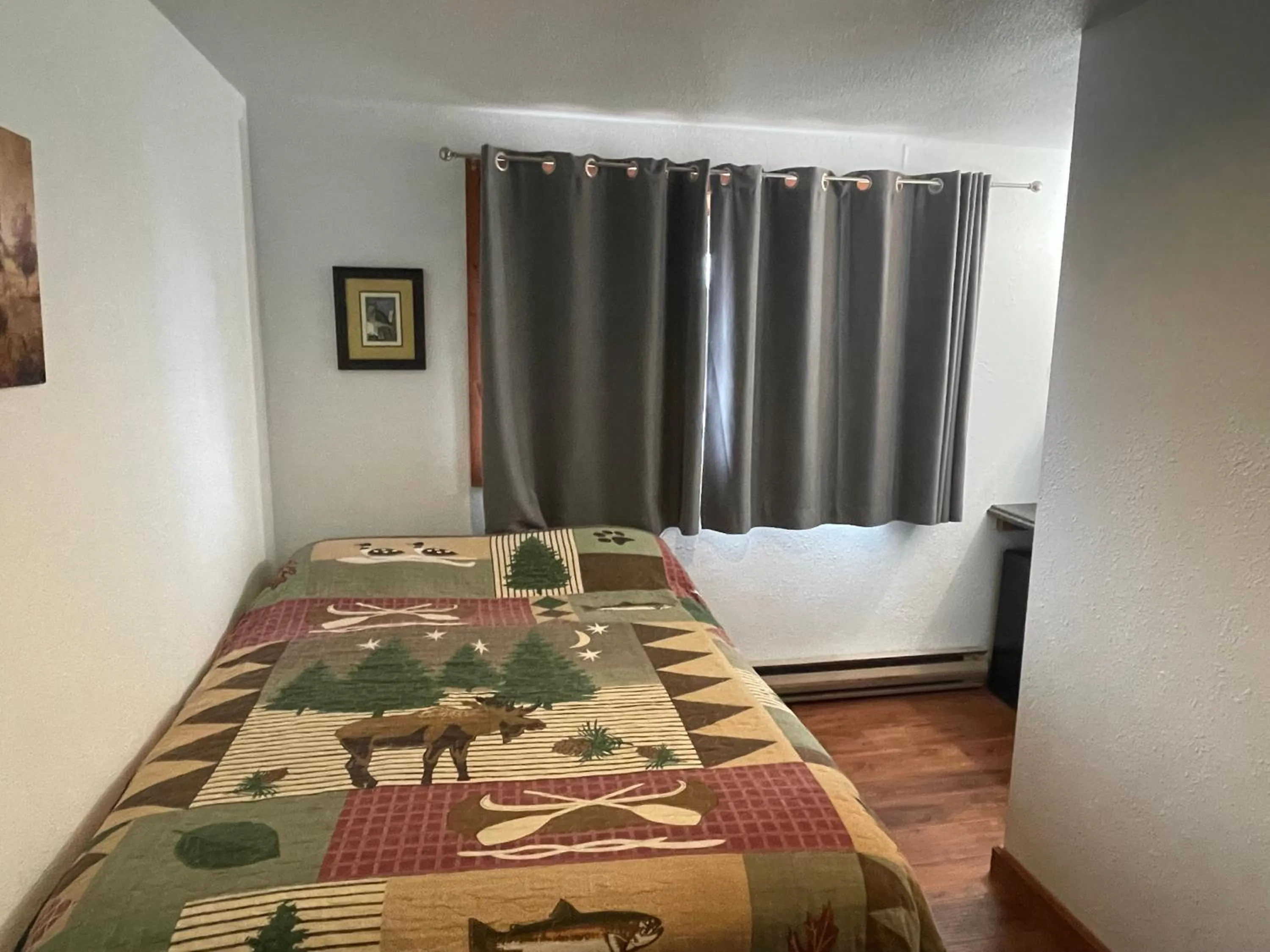 Bed in Brown Bear Saloon & Motel