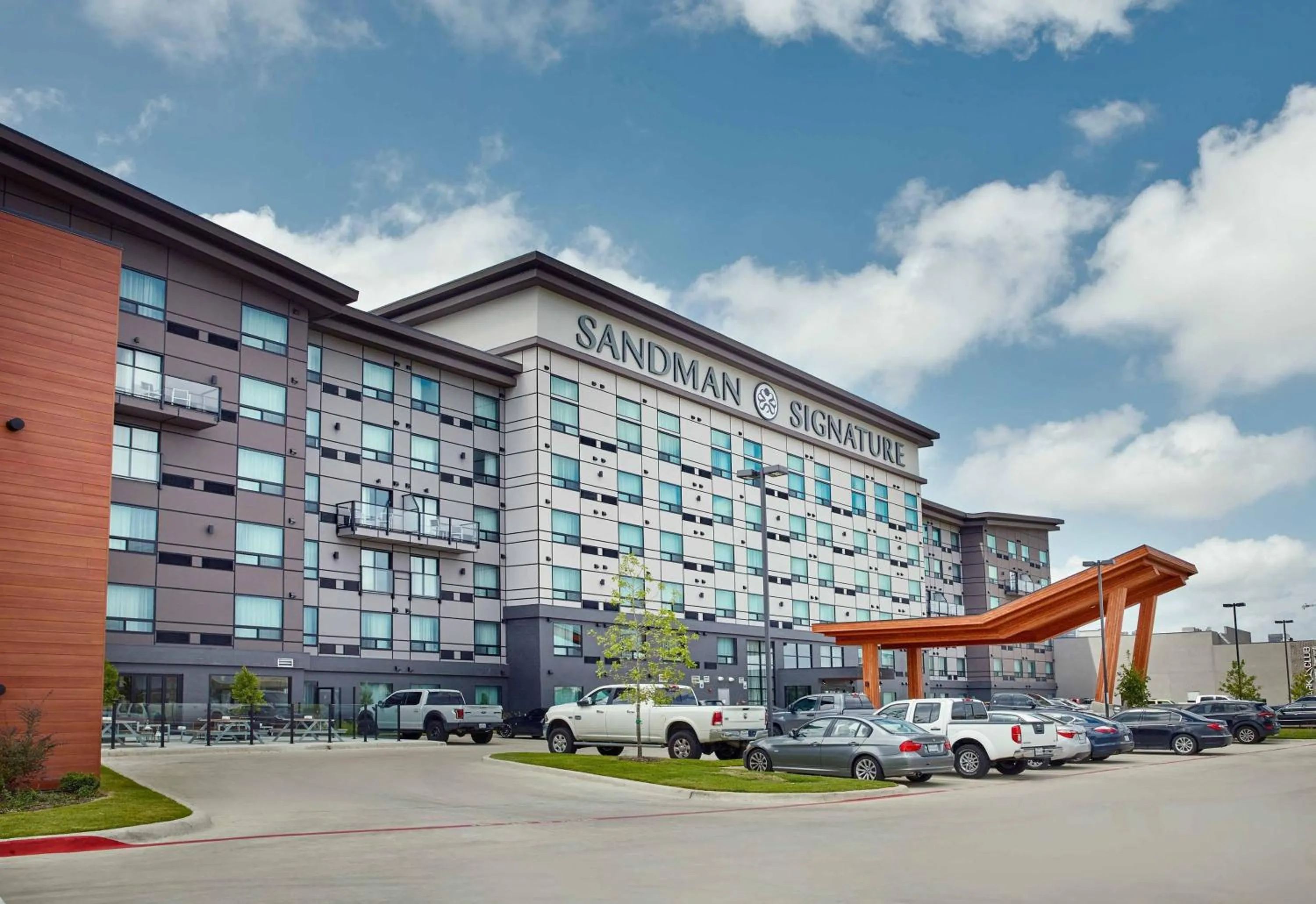 Property building in Sandman Signature Plano-Frisco Hotel