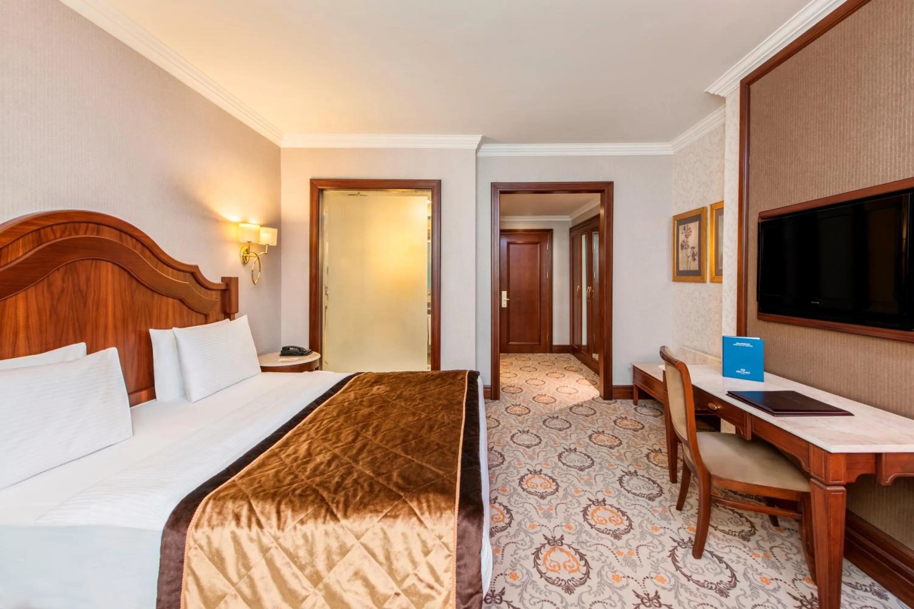 Photo of the whole room, Bed in Elite World Van