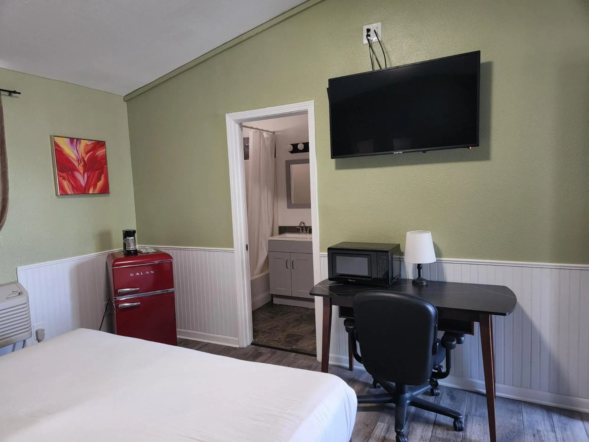 TV and multimedia in Europa Inn & Suites