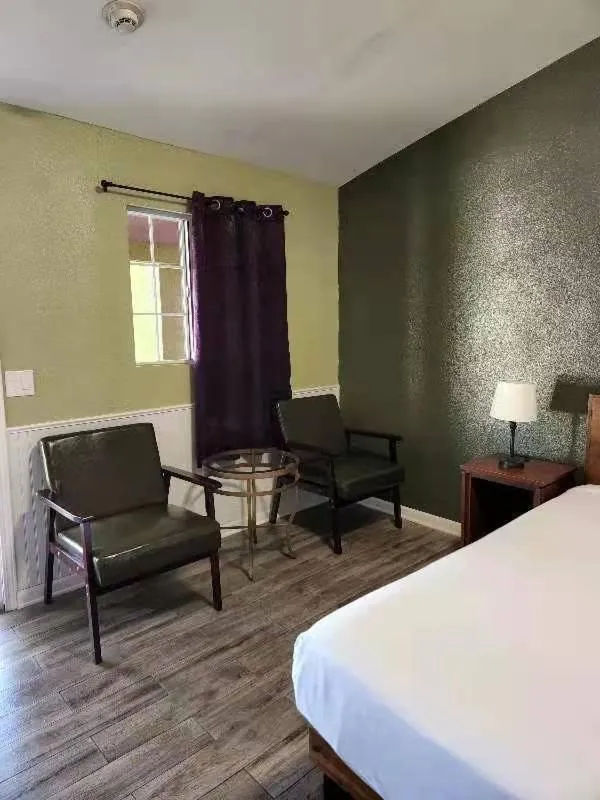 Living room in Europa Inn & Suites