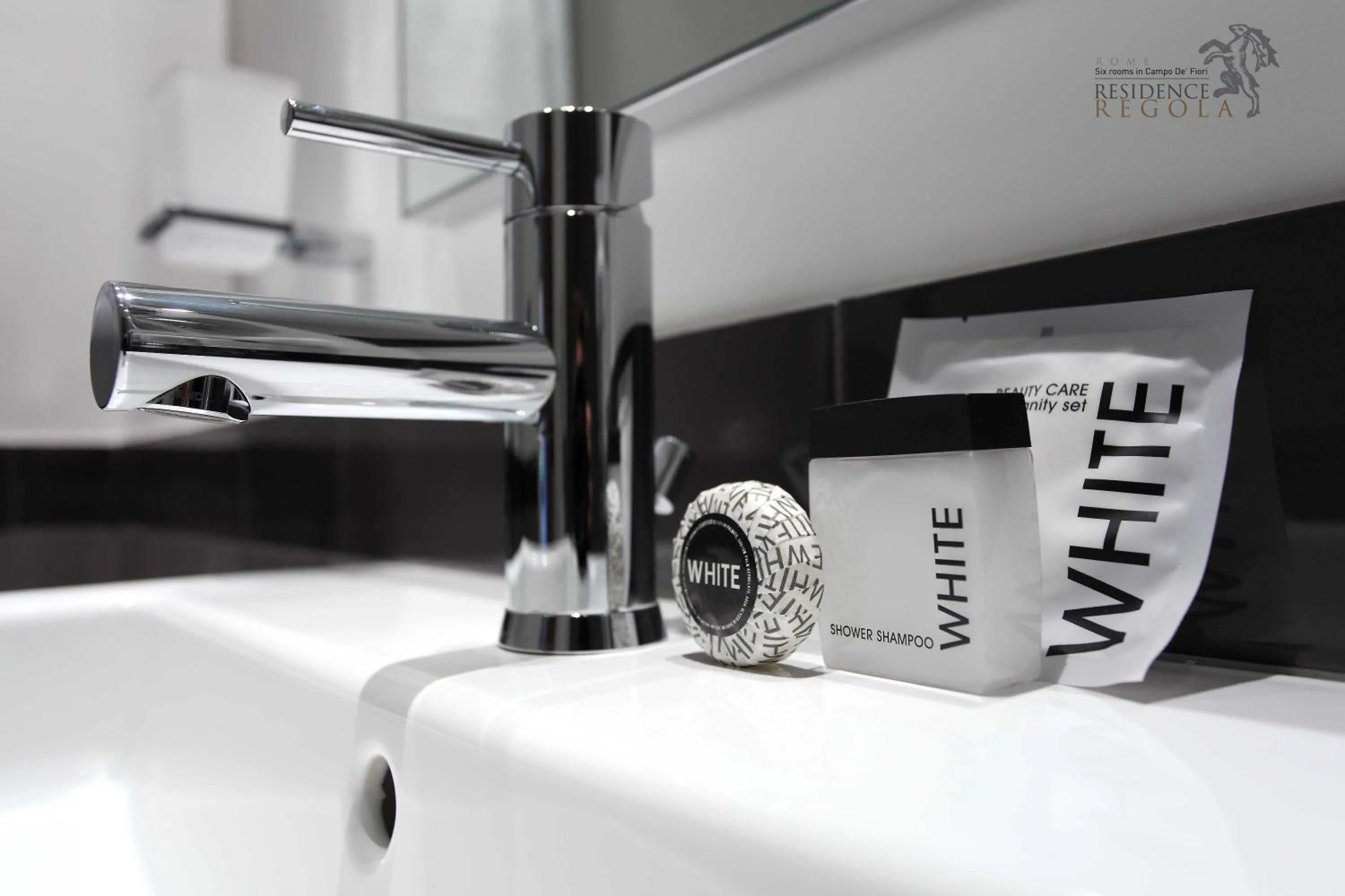 Bathroom, Bed in Residence Regola