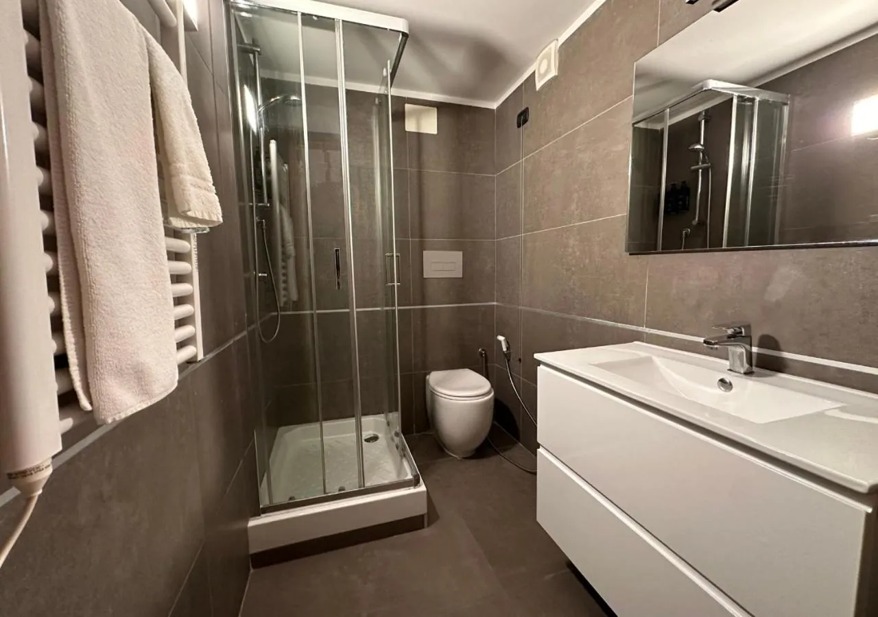 Shower in Hotel Europa