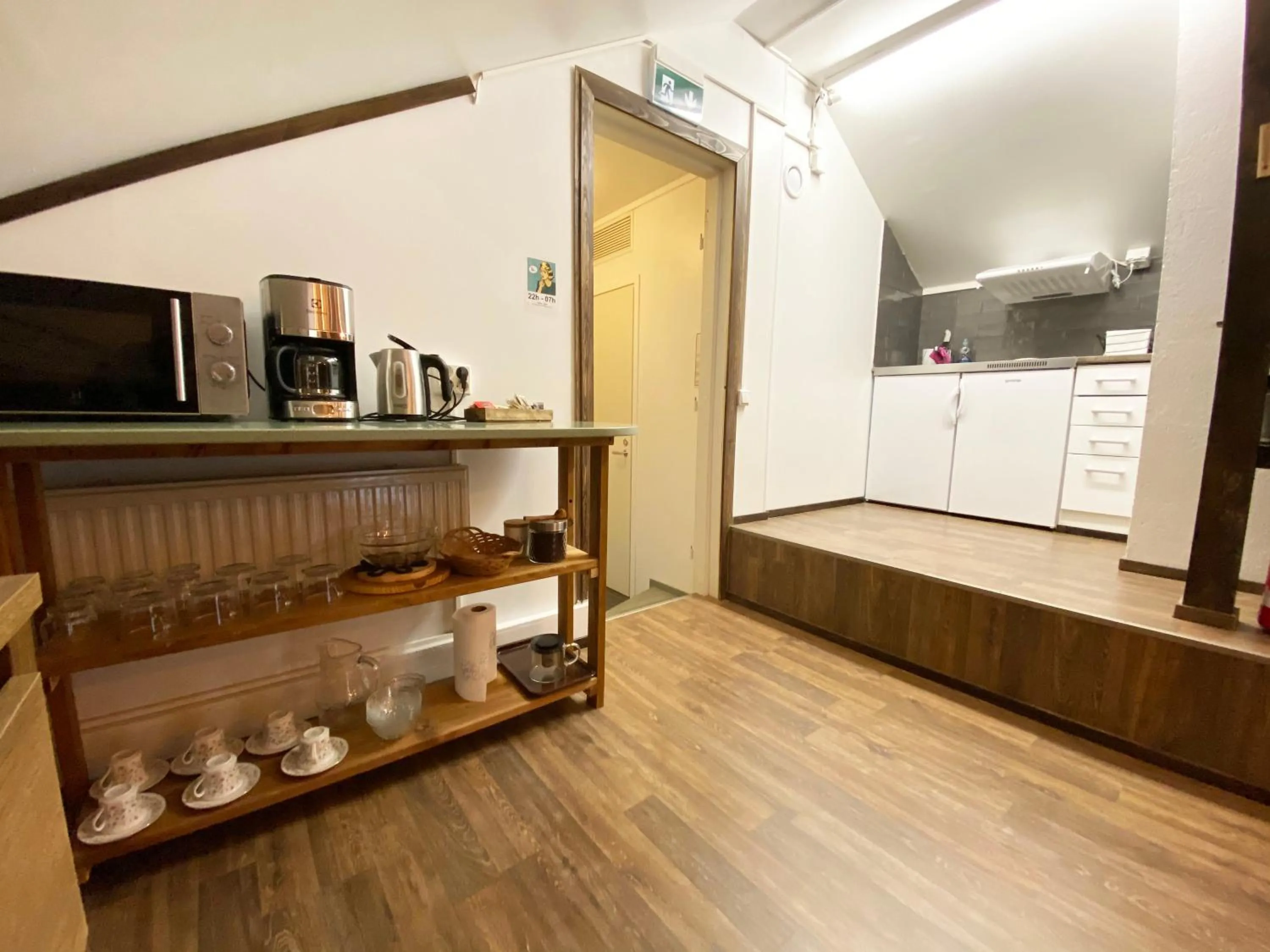 Coffee/tea facilities in LAURI Historical Log House Manor