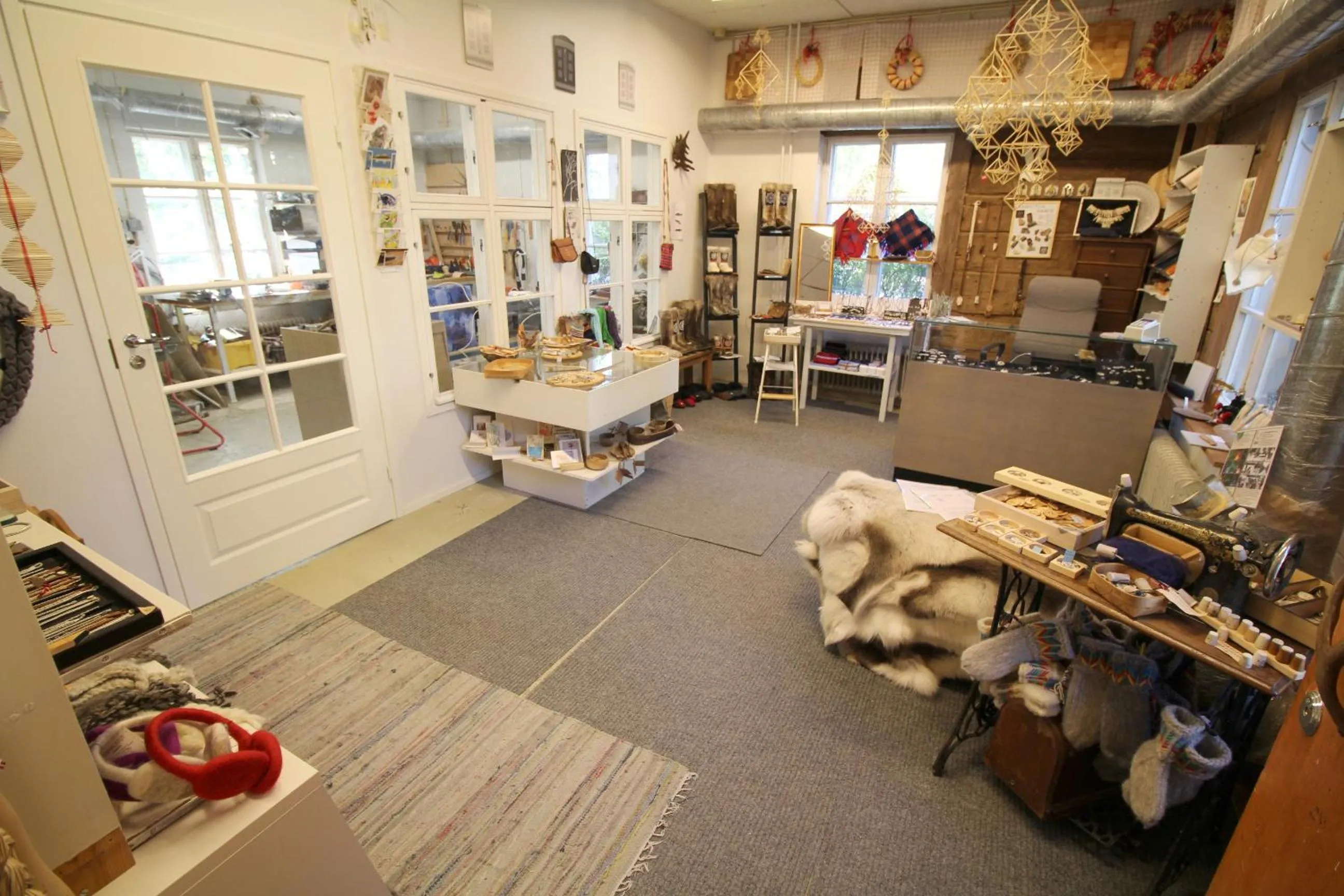 On-site shops in LAURI Historical Log House Manor