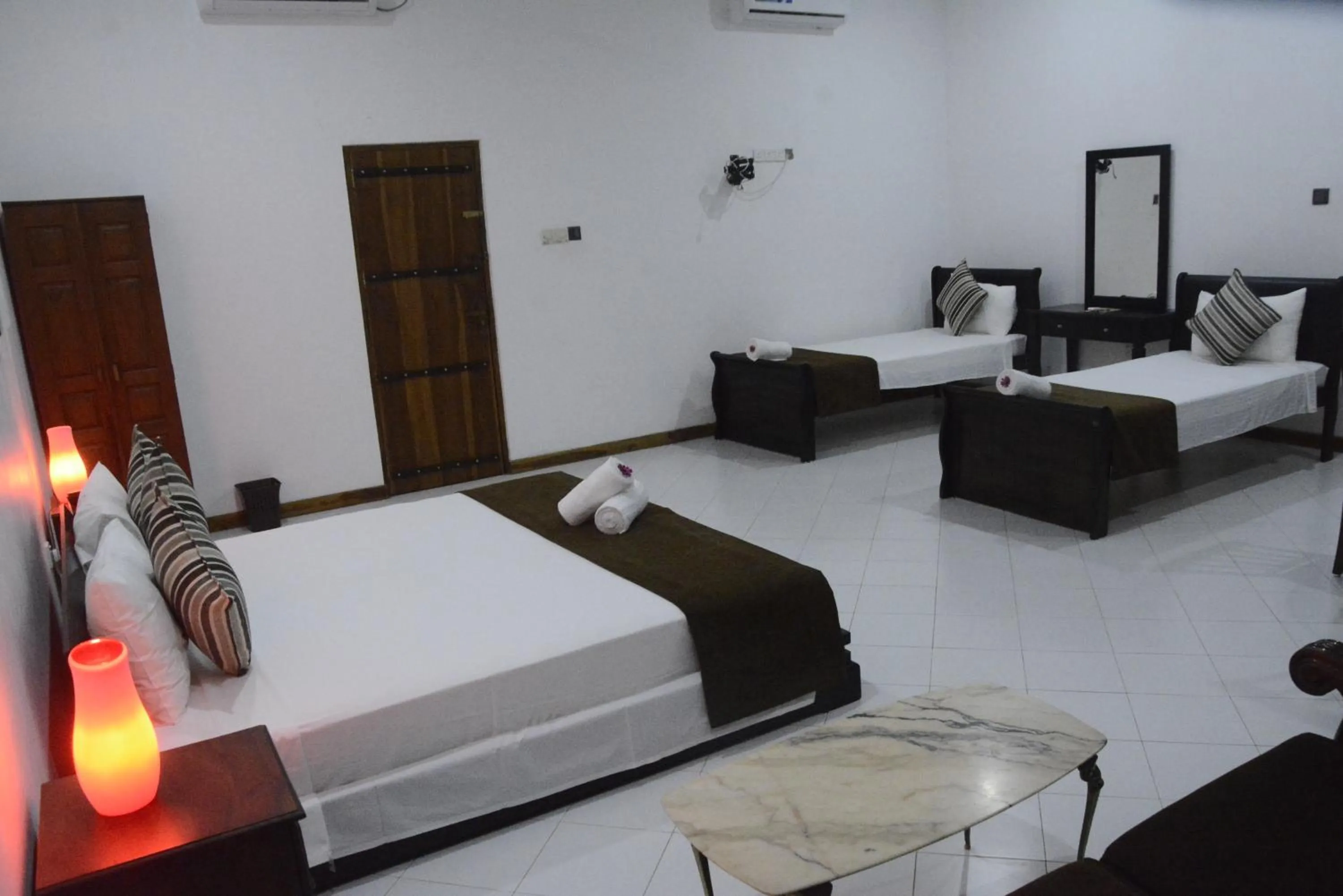 Photo of the whole room, Bed in Vimanra Udawalawa