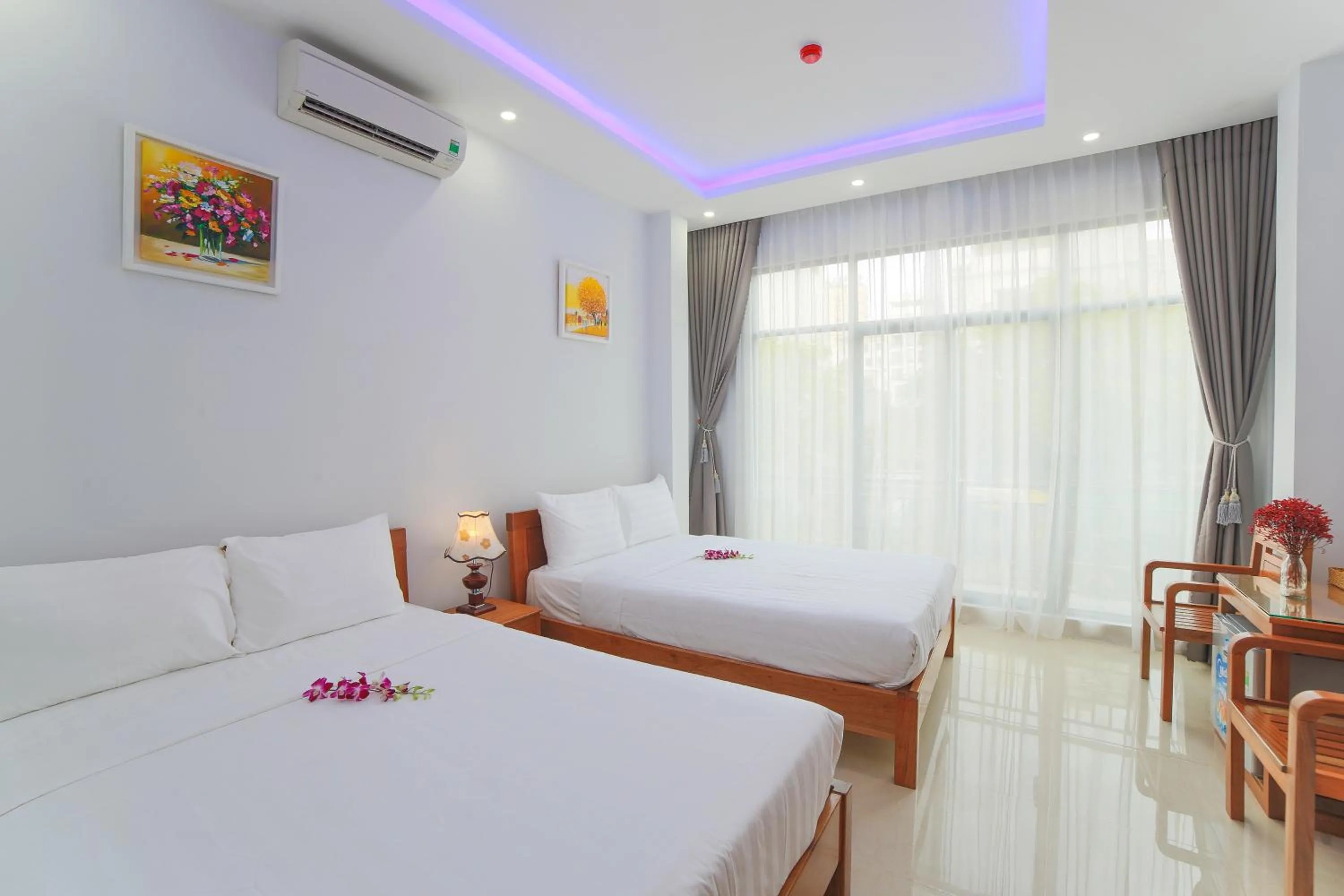 Photo of the whole room, Bed in Summer Beach