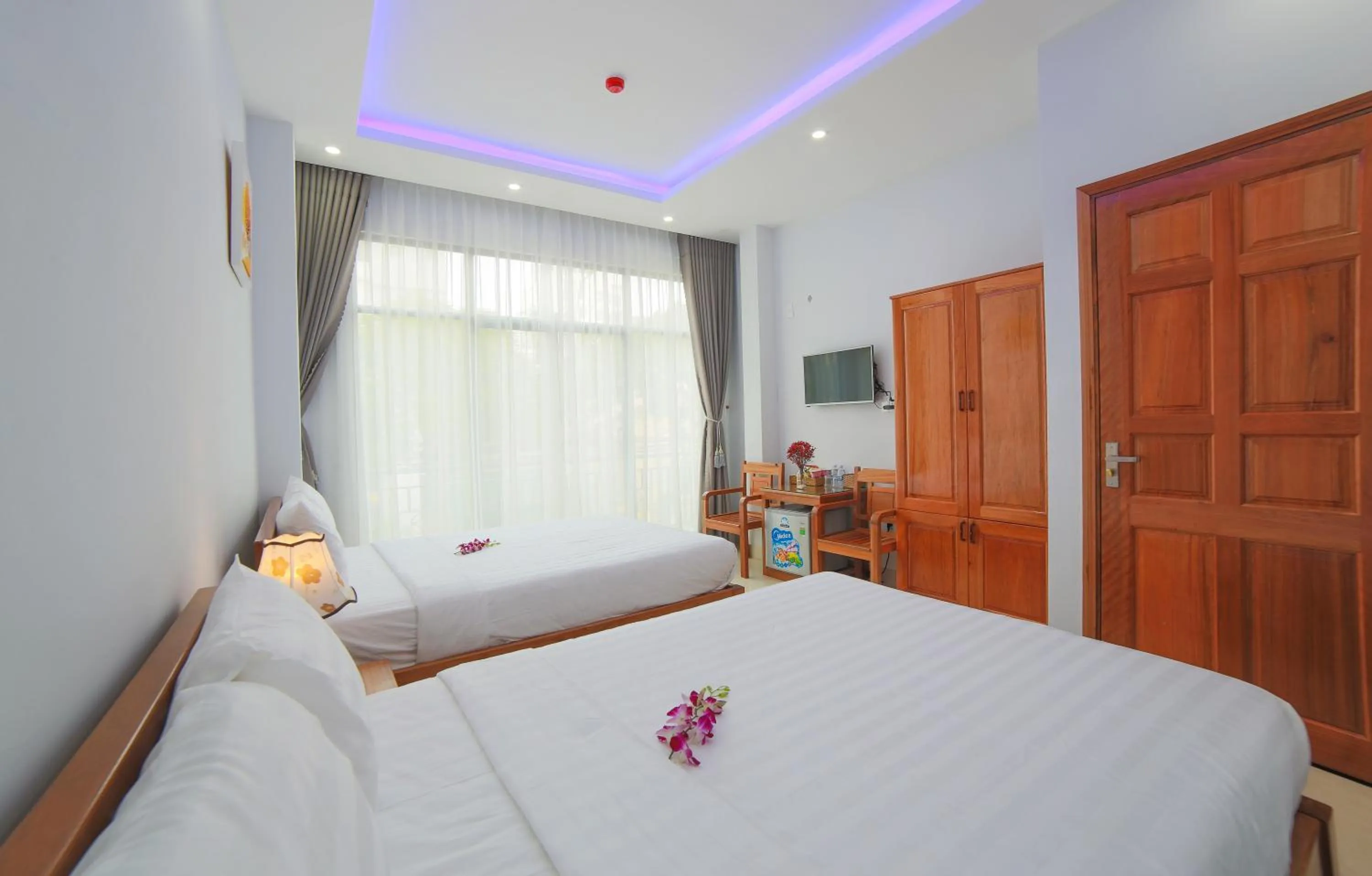 Photo of the whole room, Bed in Summer Beach