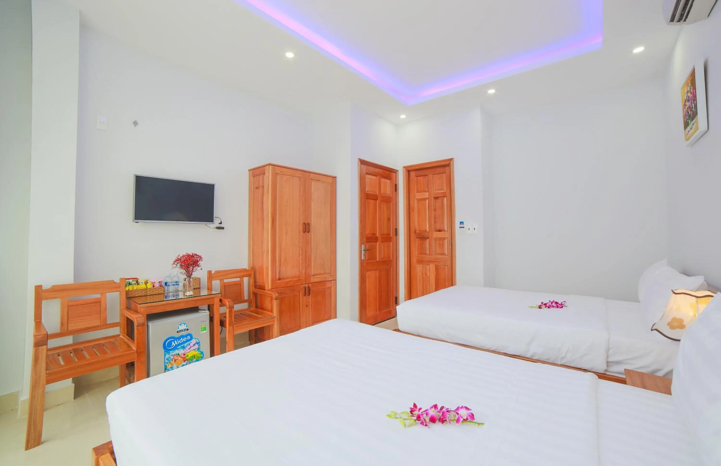 Photo of the whole room, Bed in Summer Beach