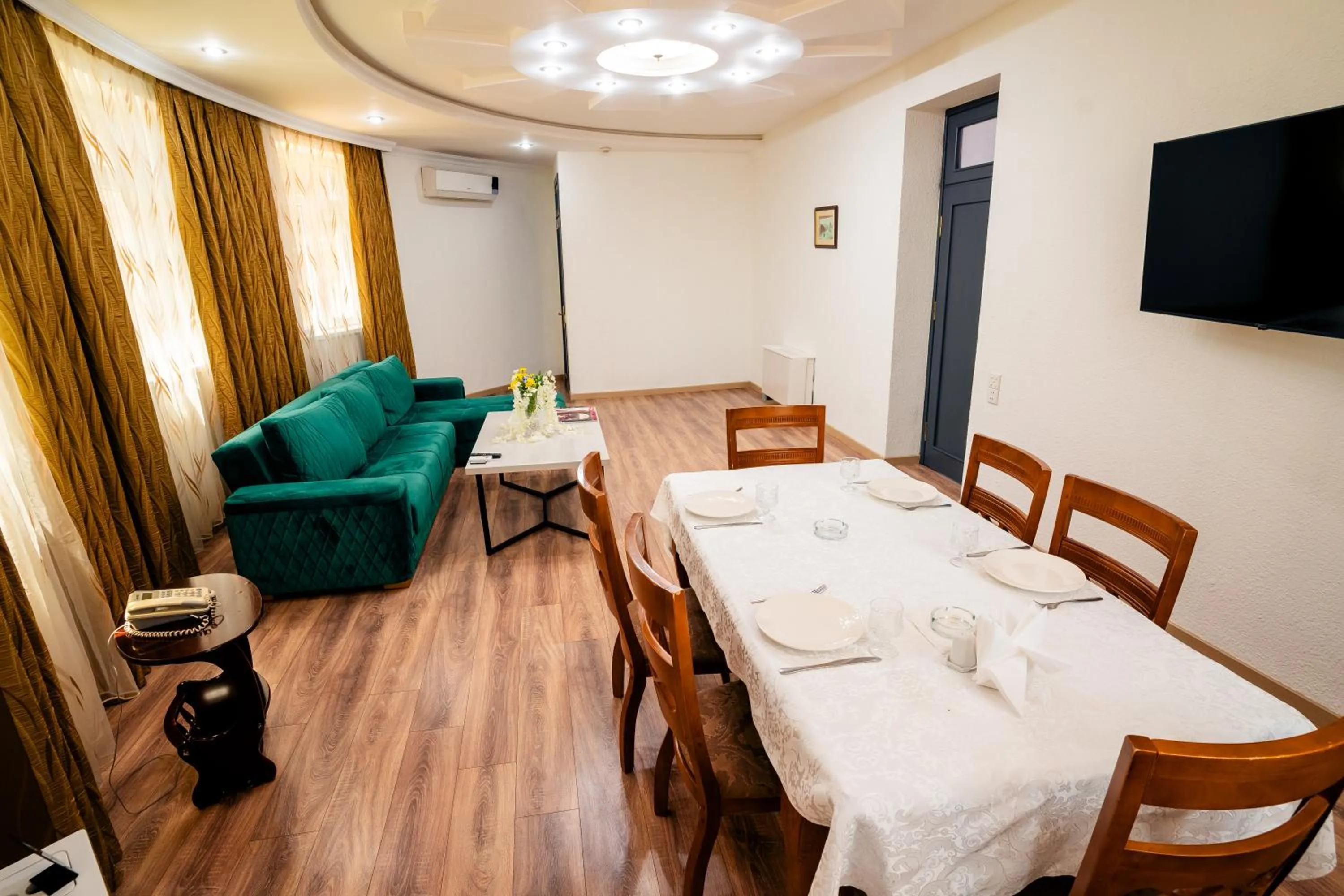 Communal lounge/ TV room in Panorama Villa Lux Hotel