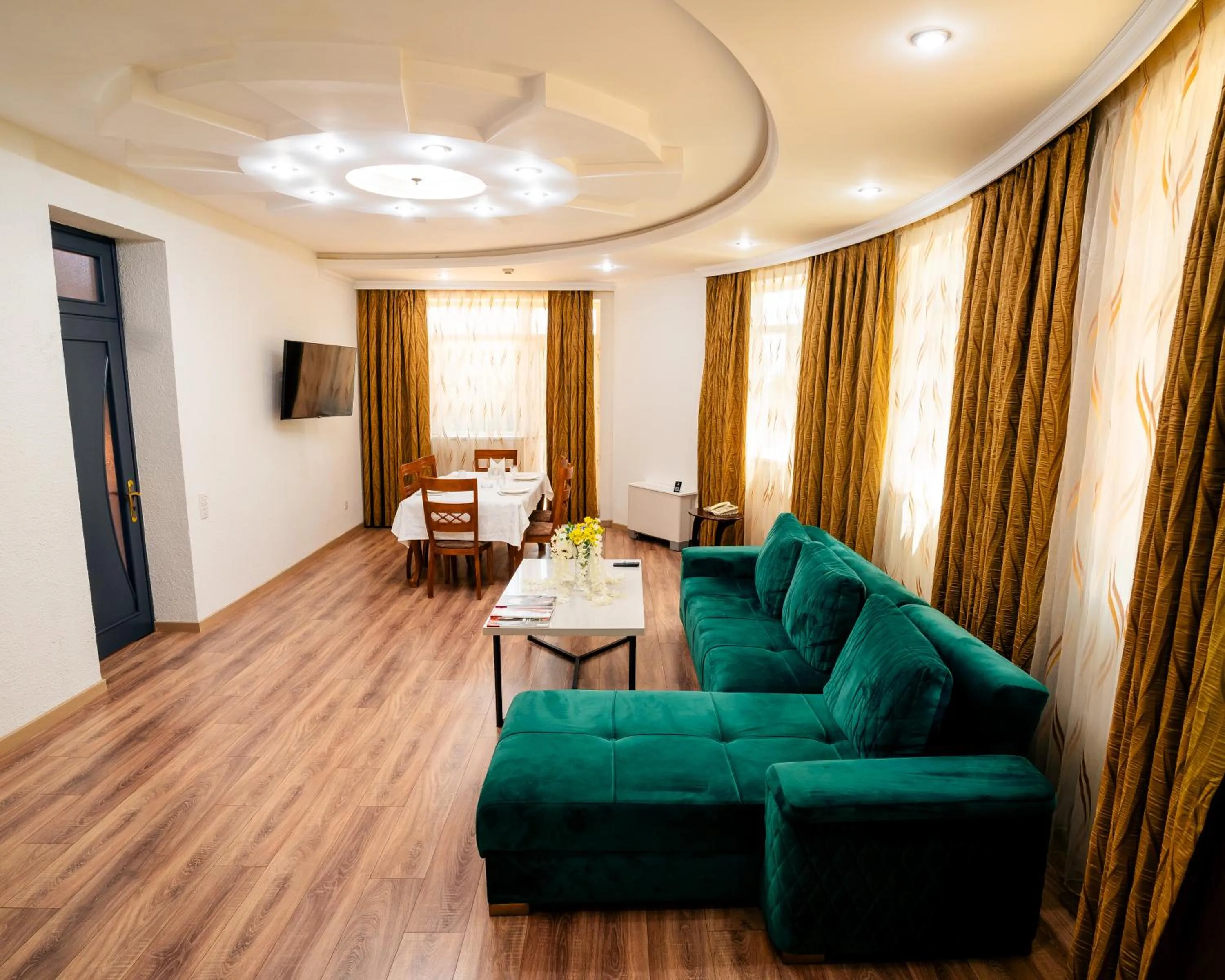 Communal lounge/ TV room in Panorama Villa Lux Hotel