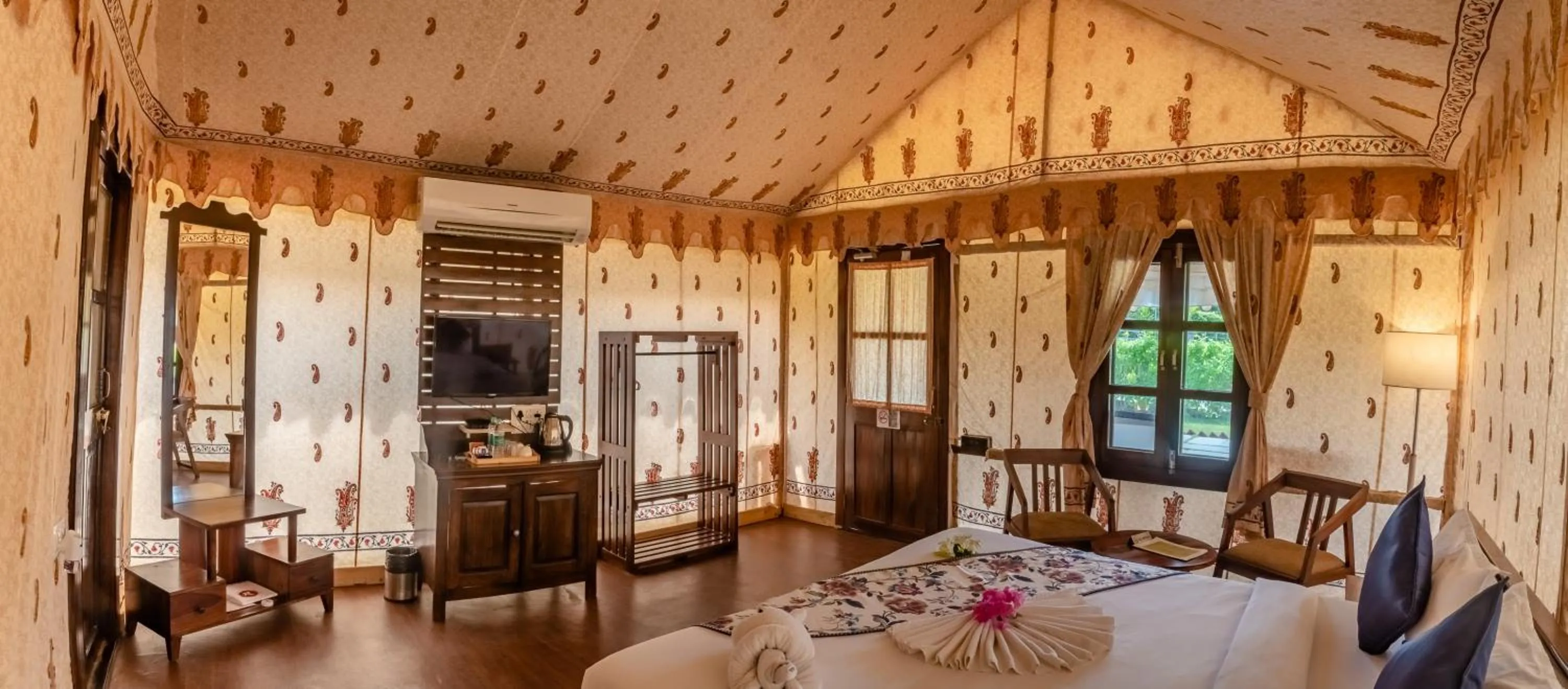 TV and multimedia, Bed in Rawai Luxury Tents Pushkar