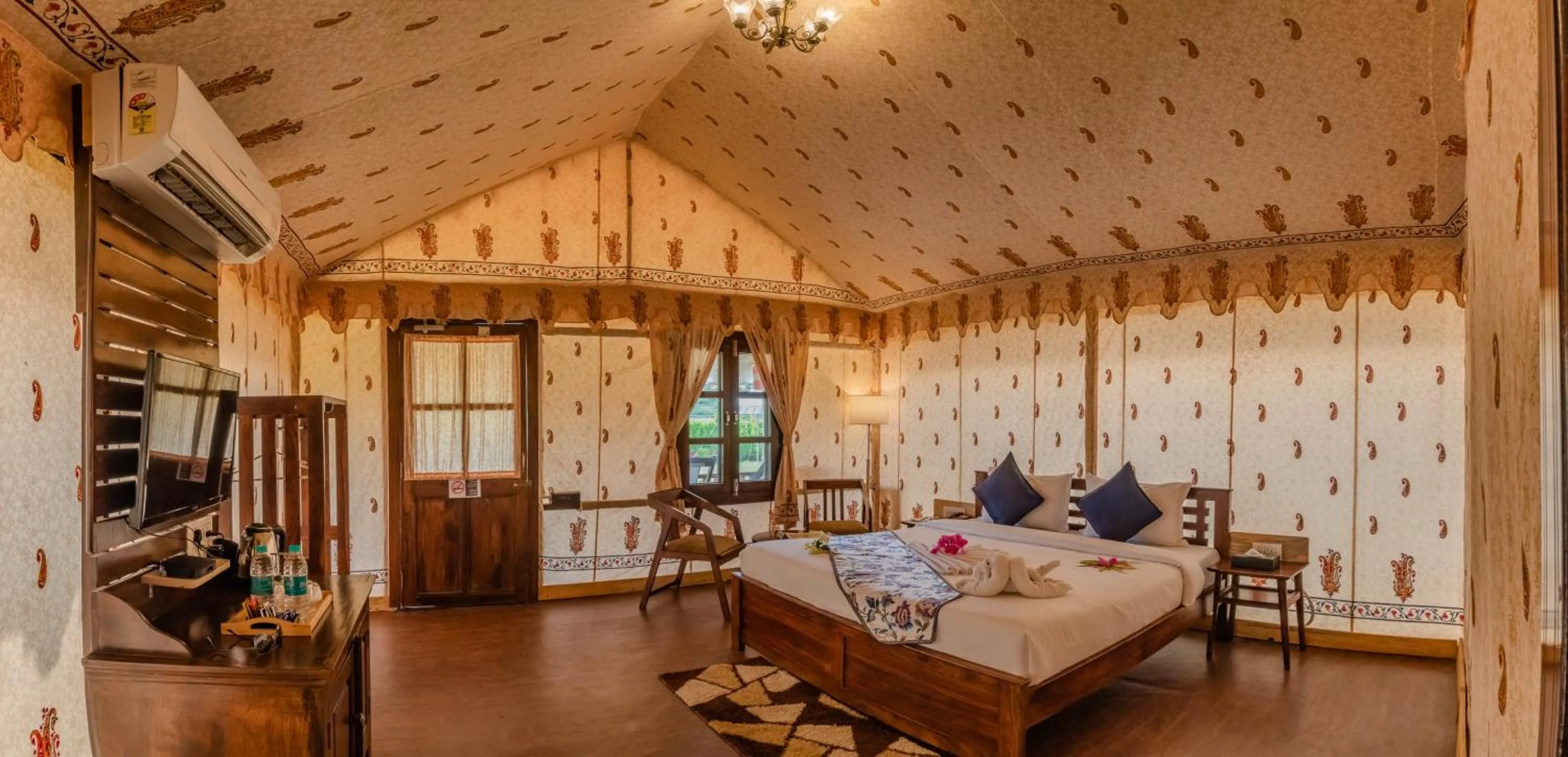 Photo of the whole room, Bed in Rawai Luxury Tents Pushkar
