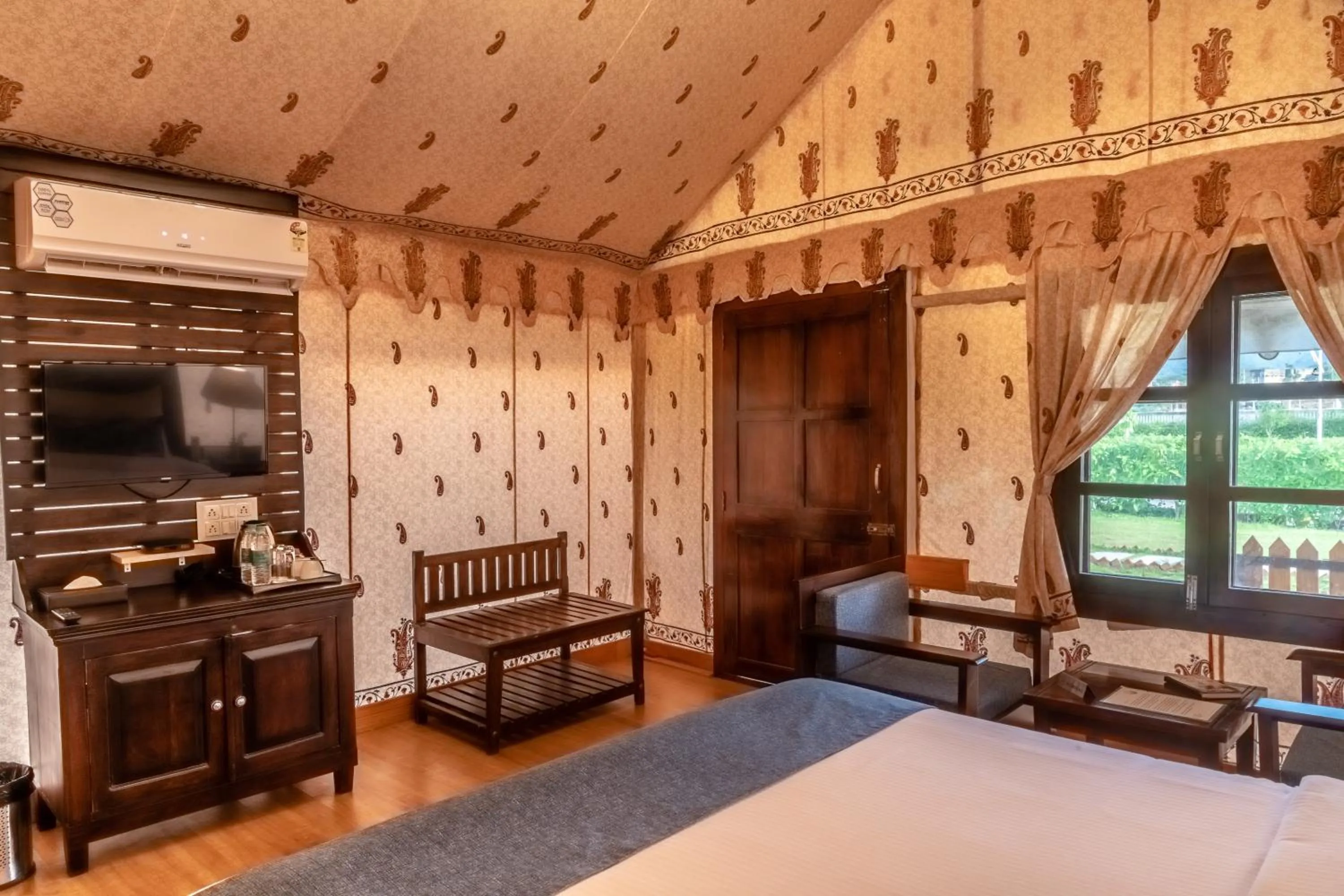 Communal lounge/ TV room, Bed in Rawai Luxury Tents Pushkar