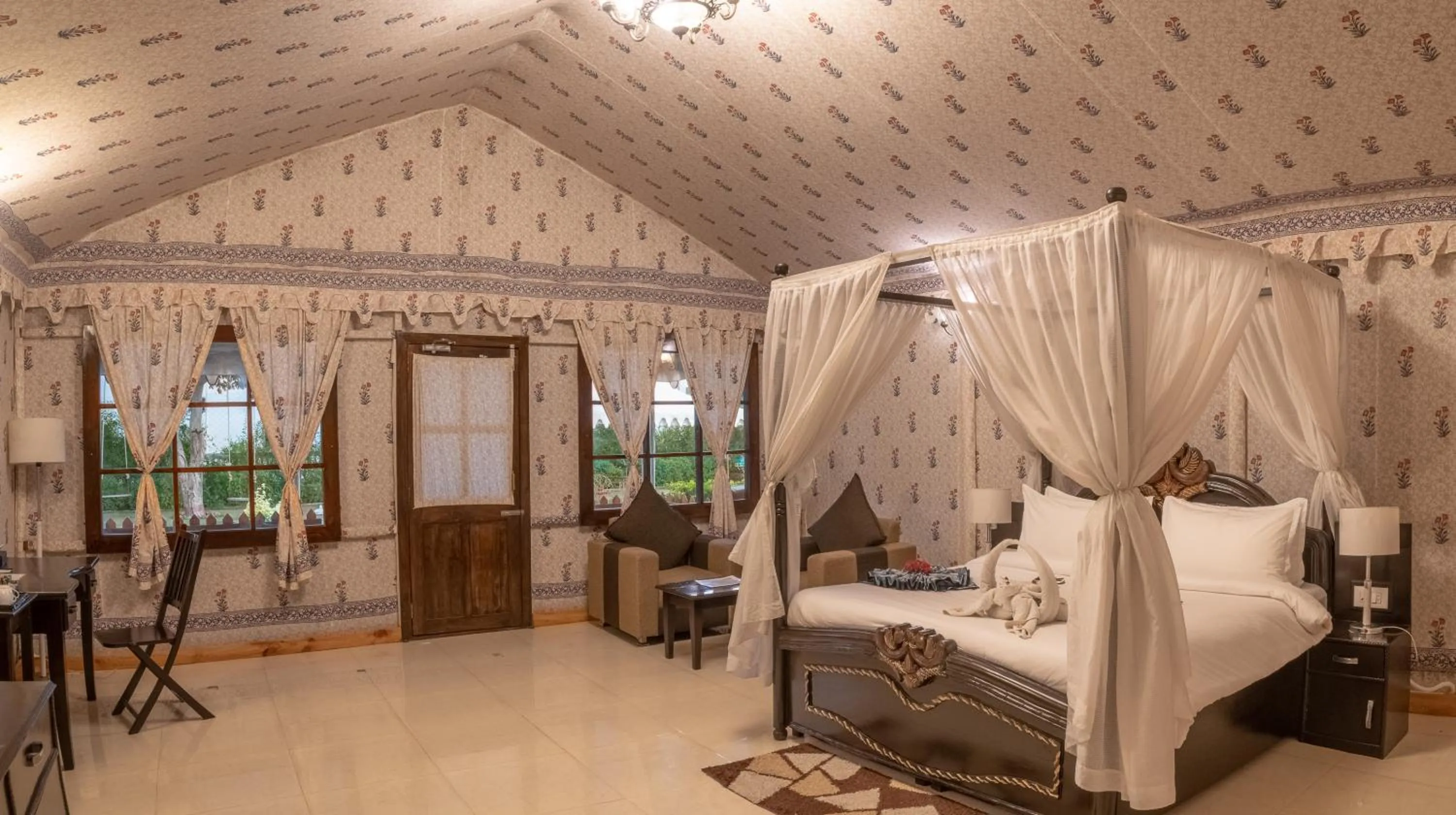 Photo of the whole room, Bed in Rawai Luxury Tents Pushkar