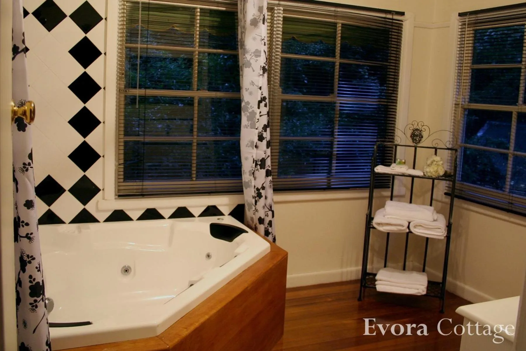 Bathroom in Tudor Cottages