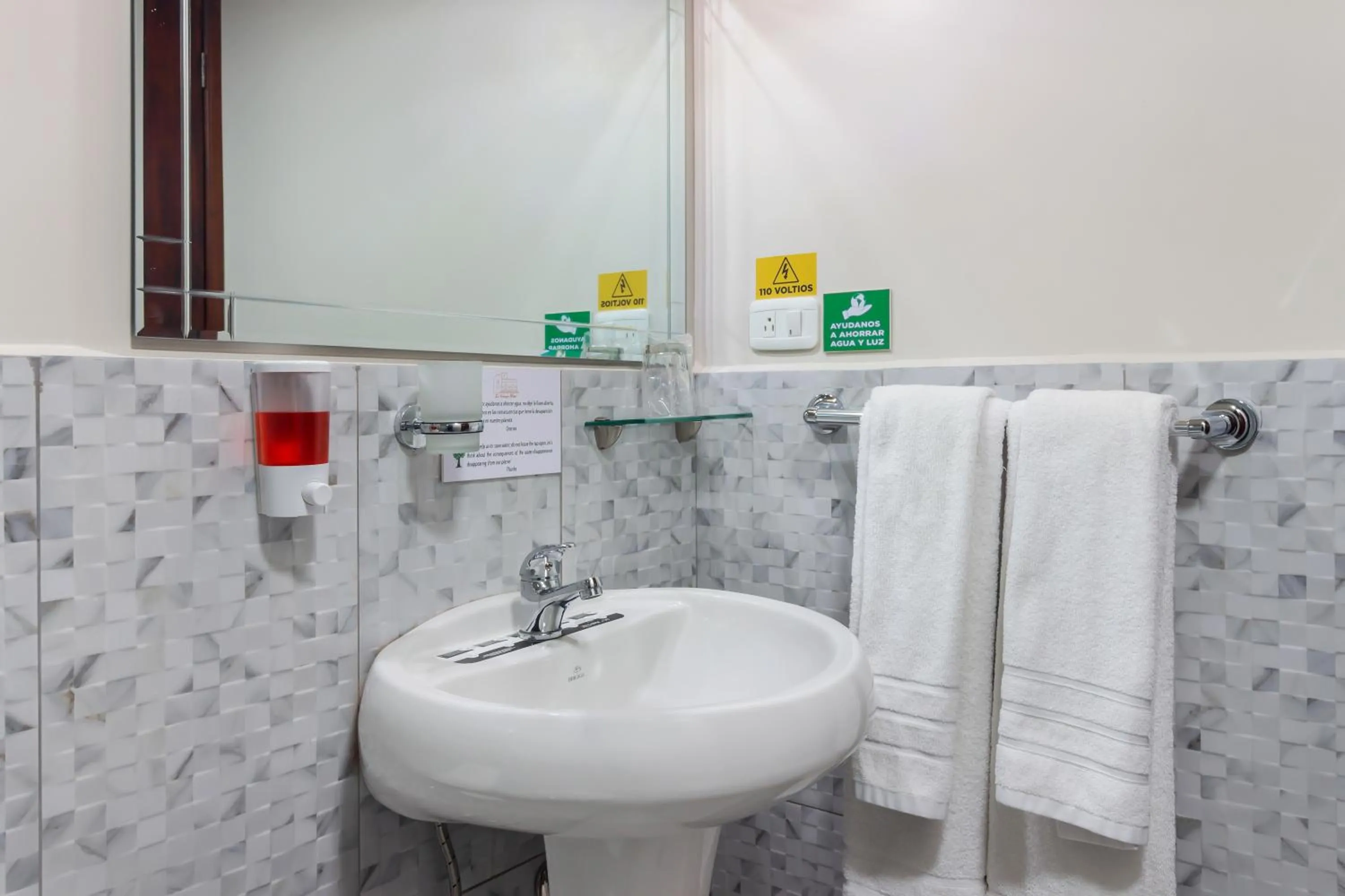 Toilet in Hotel La Cartuja