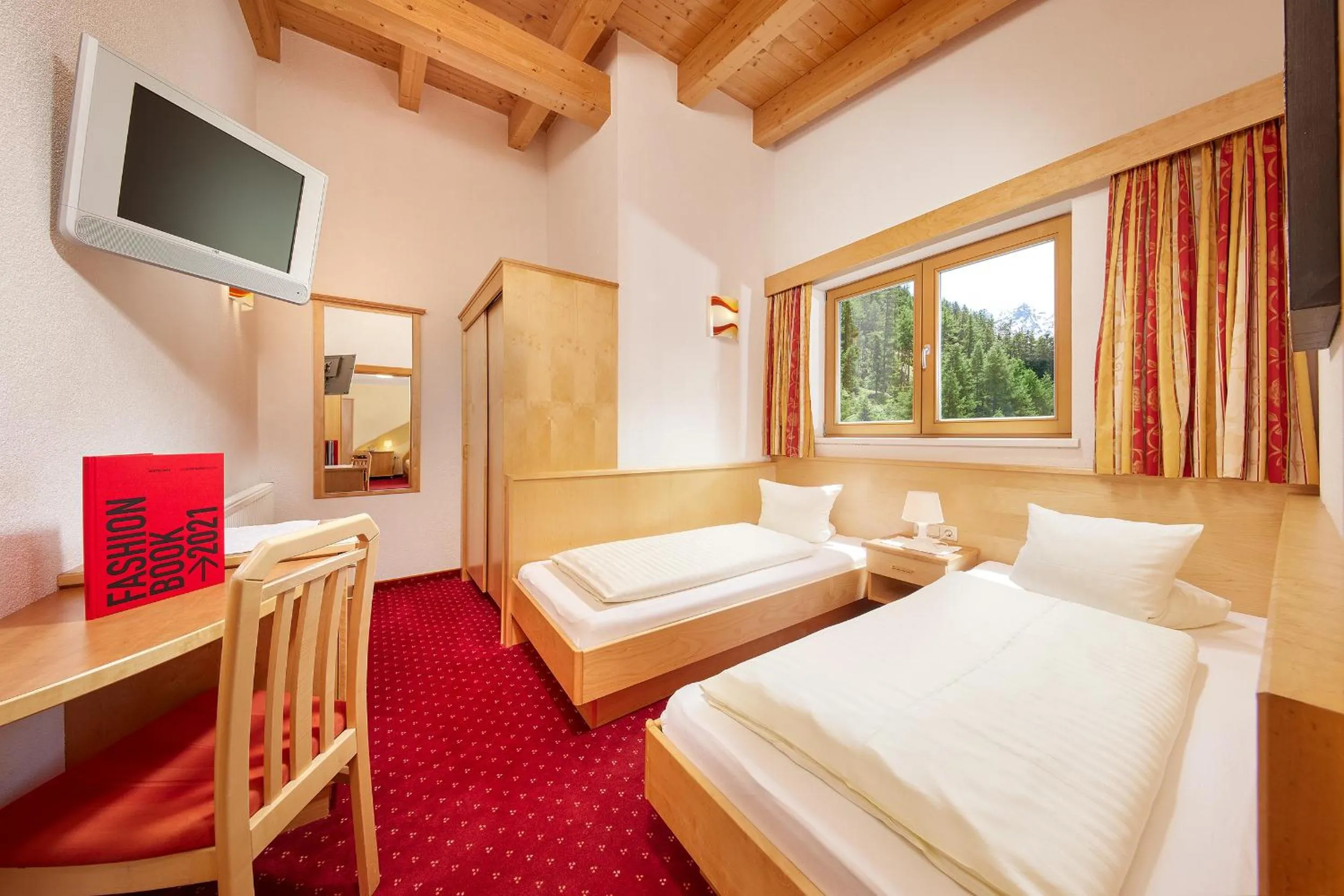 Photo of the whole room, Bed in Hotel Sunny Sölden