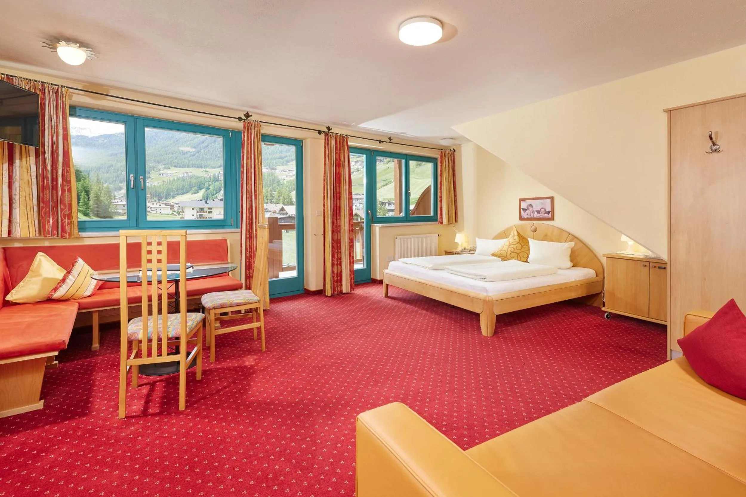 Photo of the whole room, Bed in Hotel Sunny Sölden