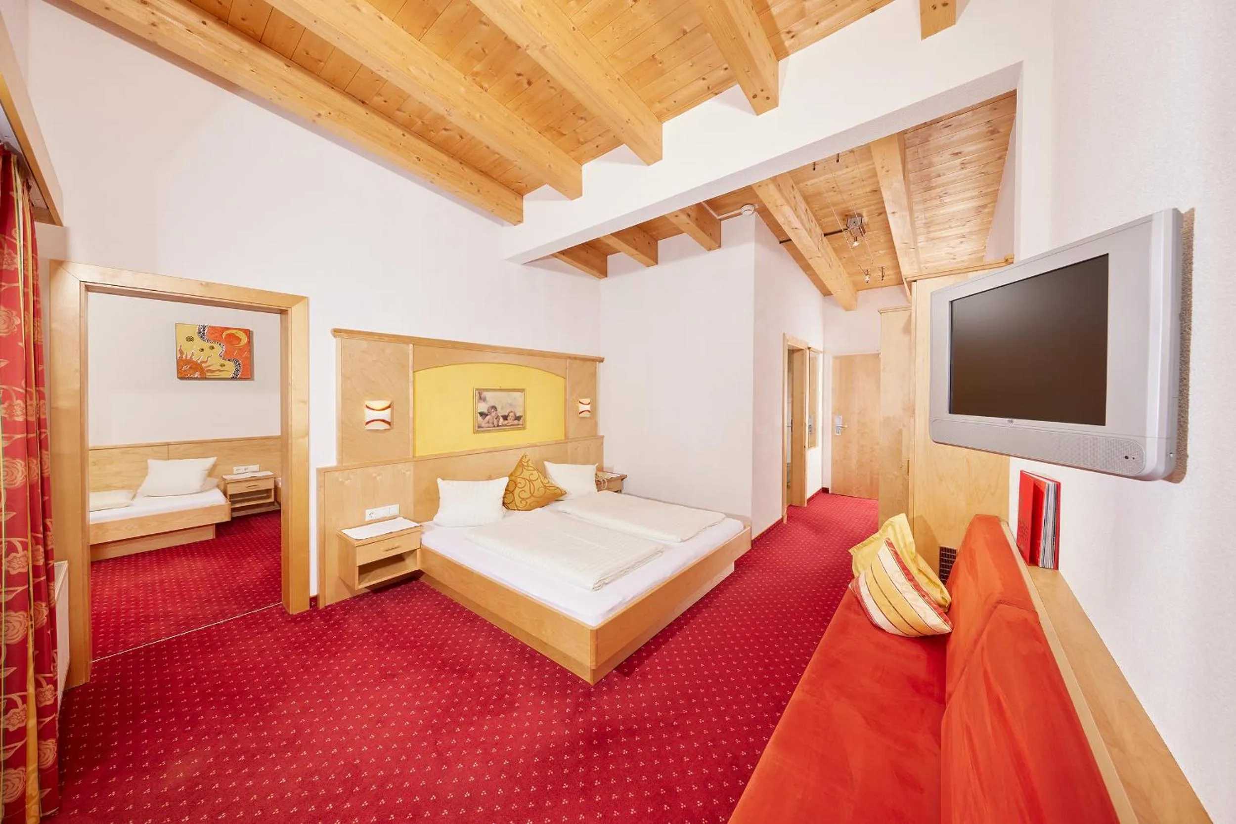 Photo of the whole room, Bed in Hotel Sunny Sölden