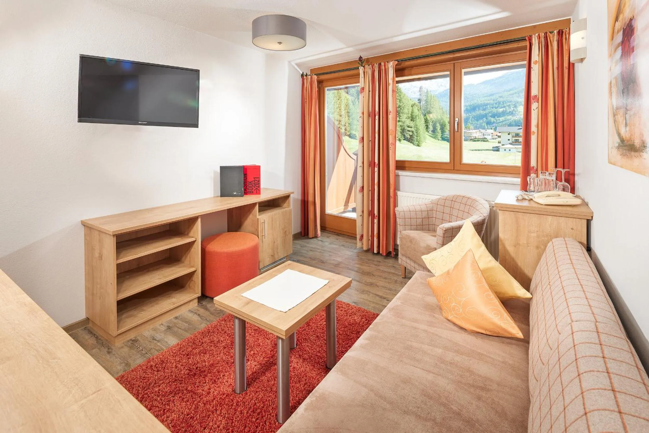 Photo of the whole room, Bed in Hotel Sunny Sölden