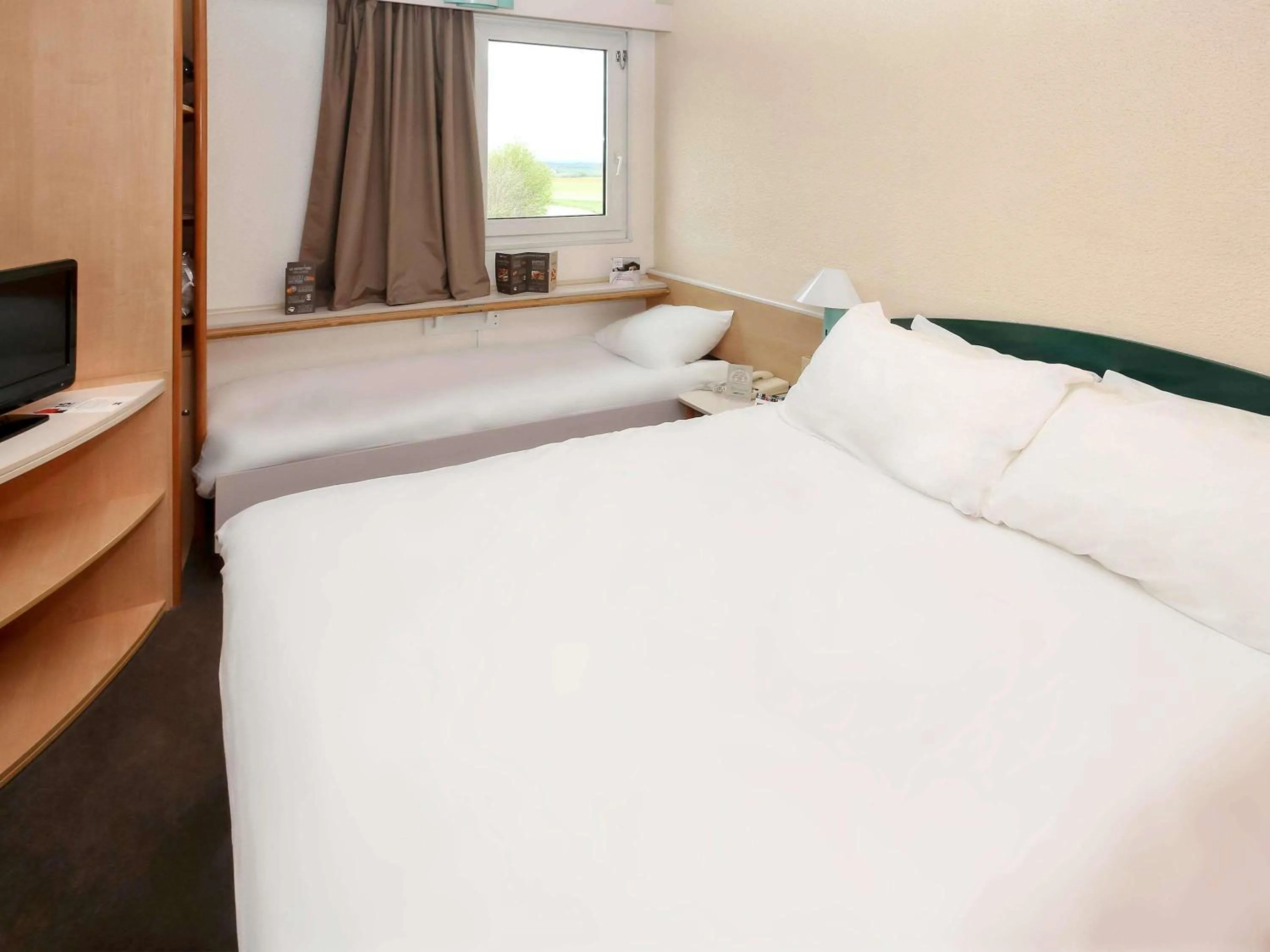 Bedroom, Bed in ibis Auxerre Sud