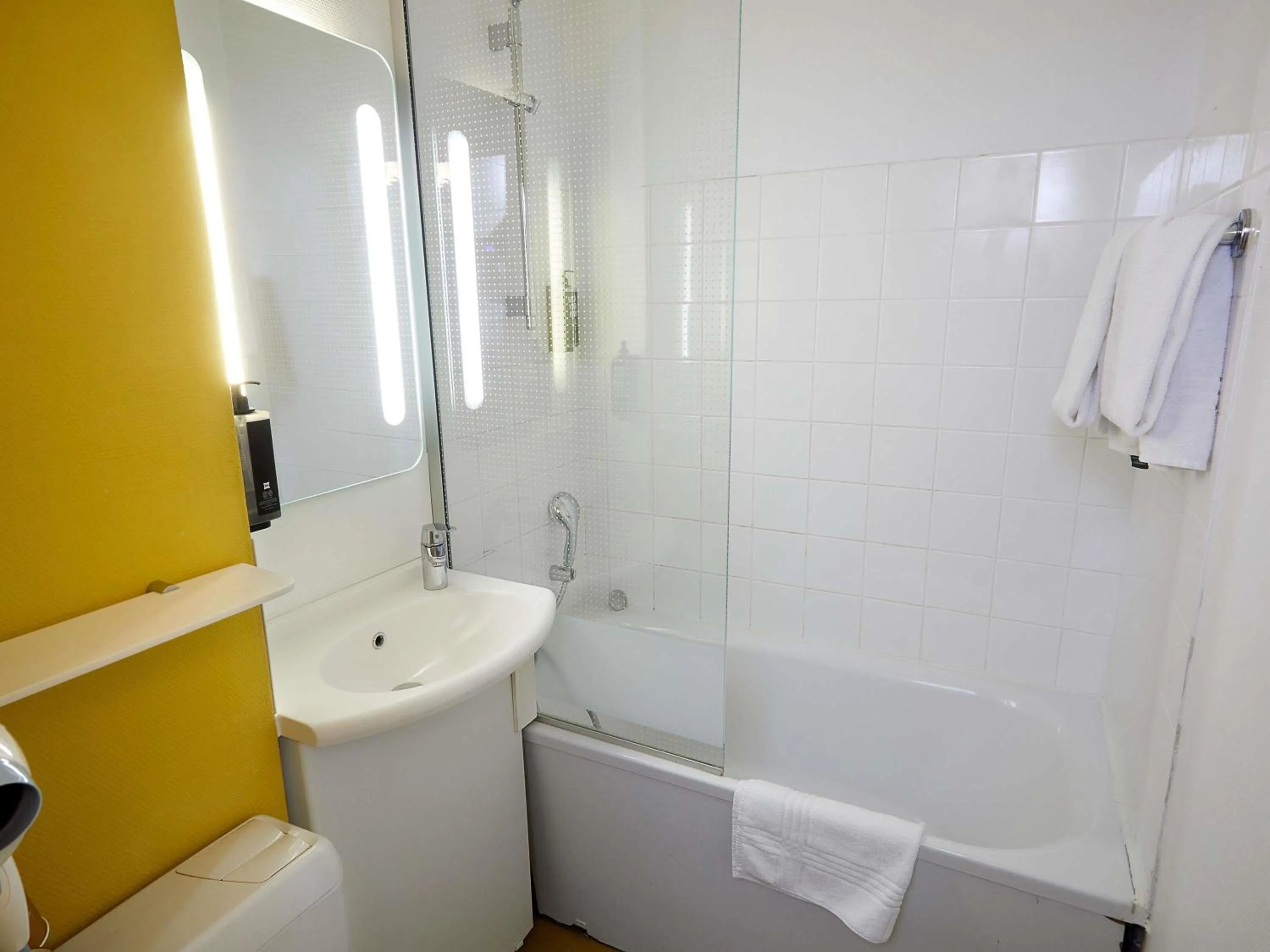 Bedroom in ibis Auxerre Sud