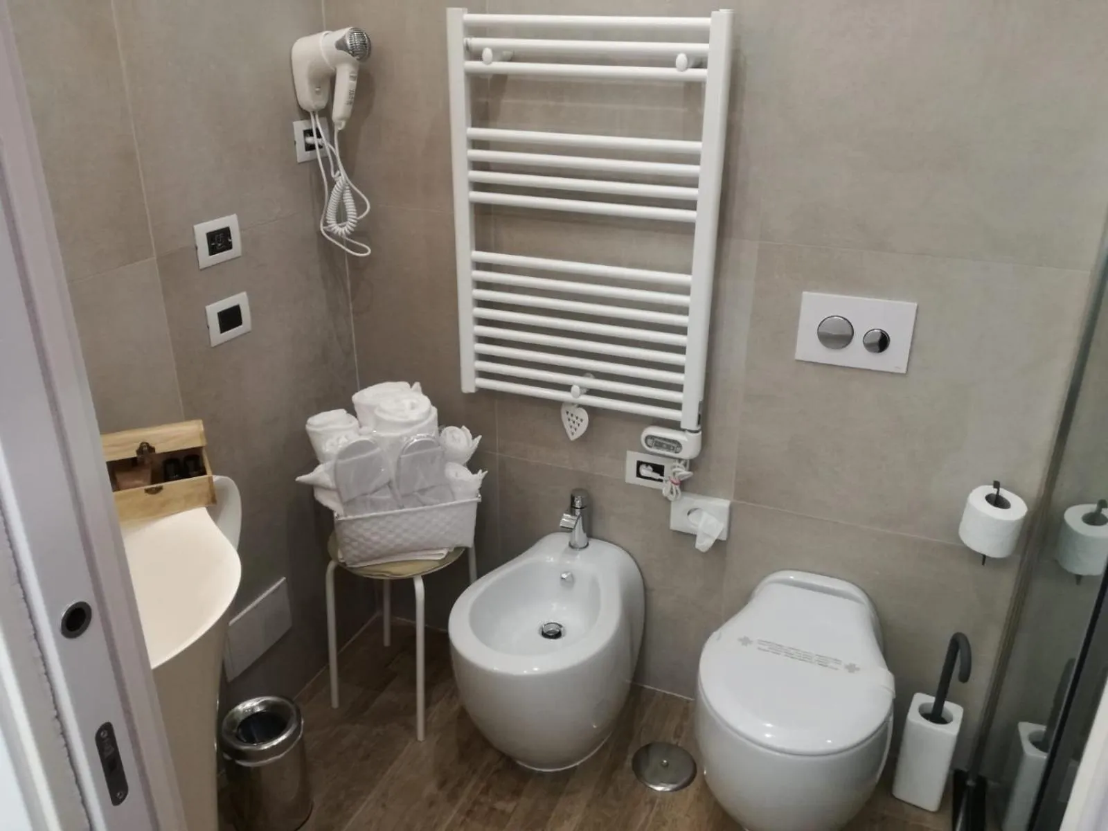 Shower in I Fiumi Di Navona