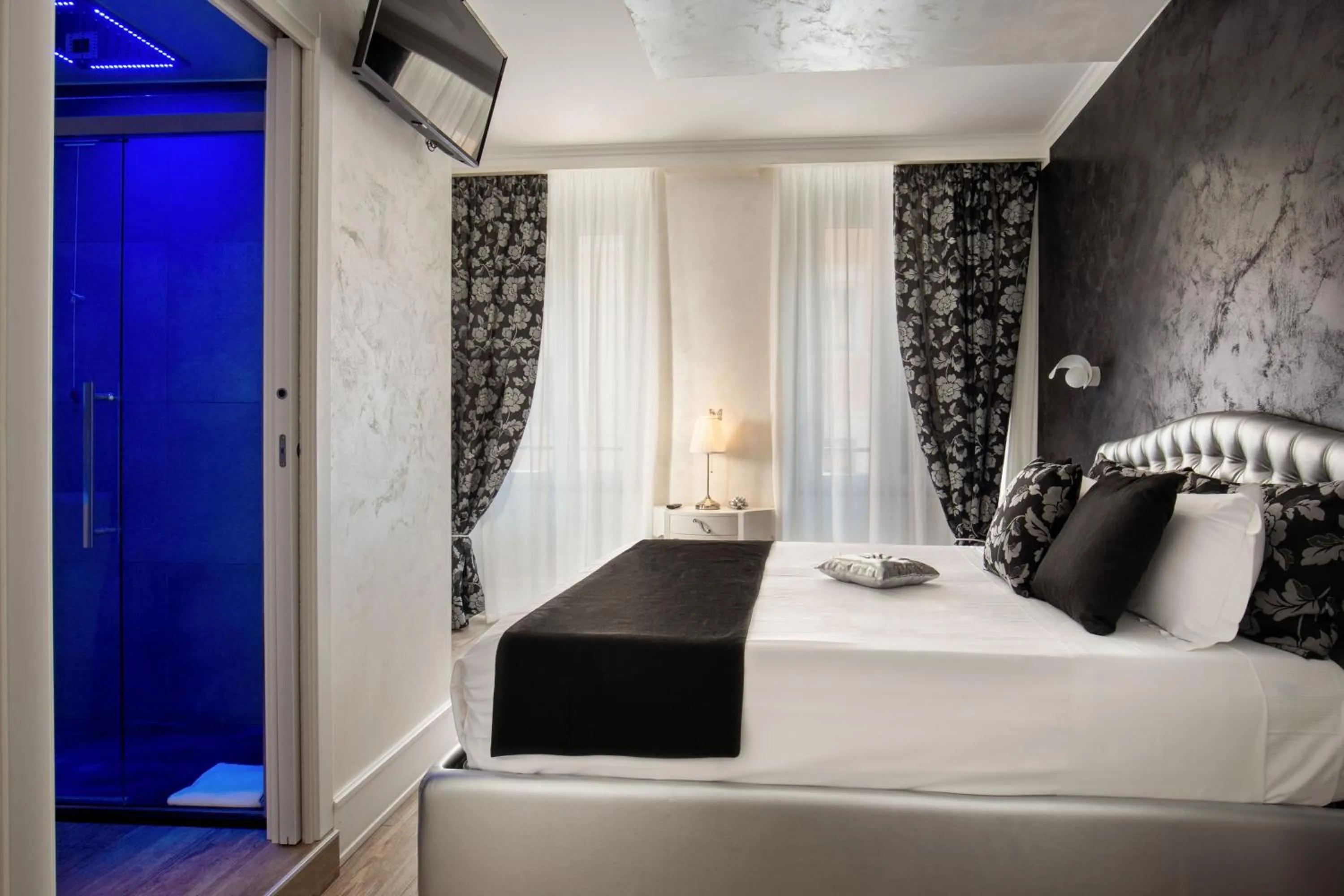 Shower, Bed in I Fiumi Di Navona