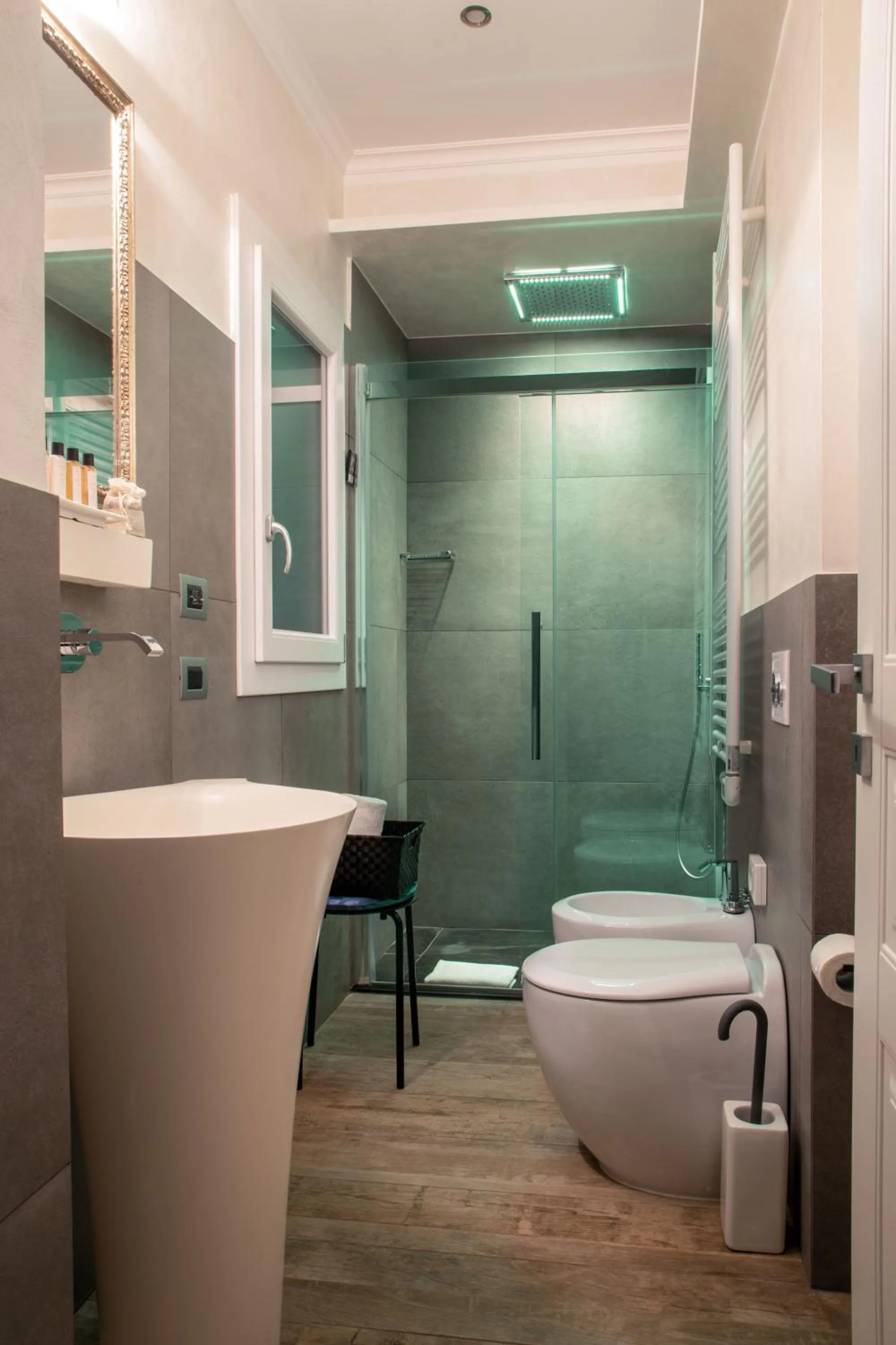 Shower in I Fiumi Di Navona