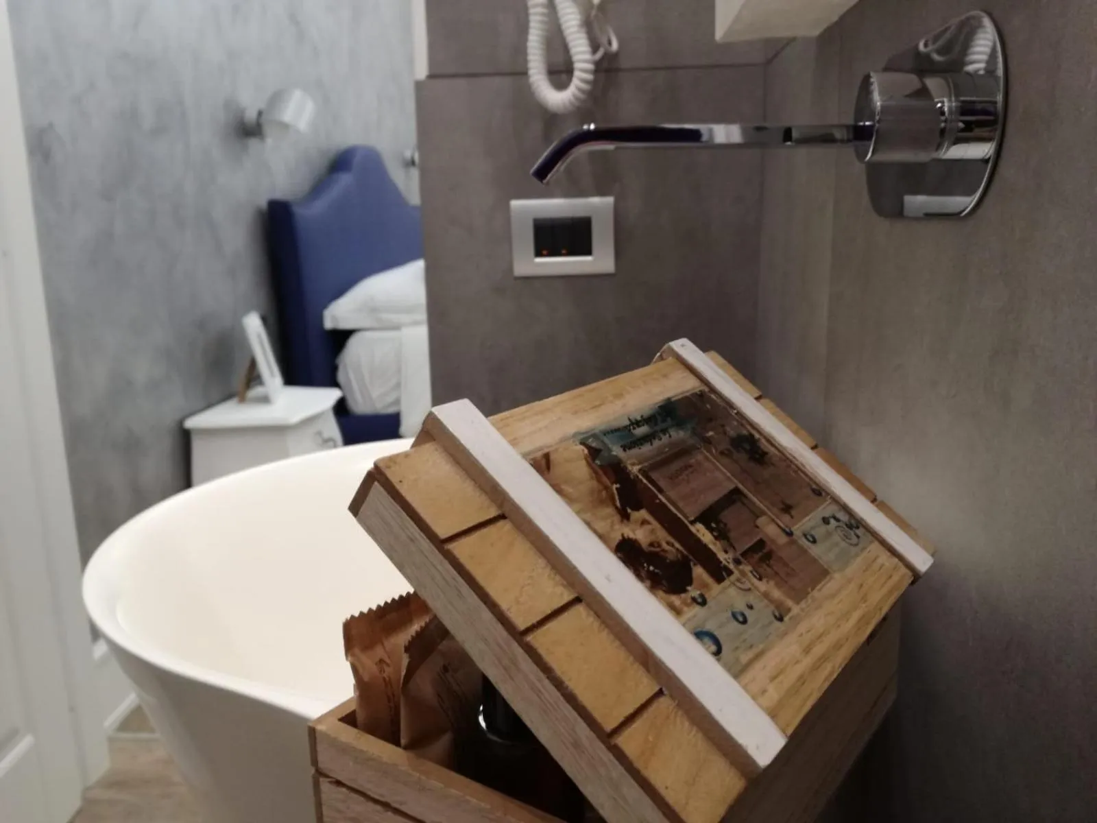 Shower in I Fiumi Di Navona