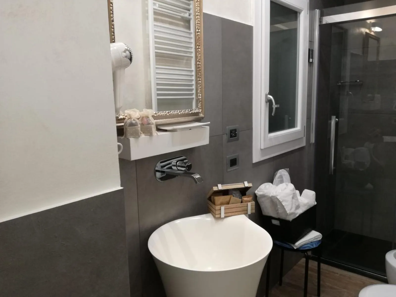 Shower in I Fiumi Di Navona