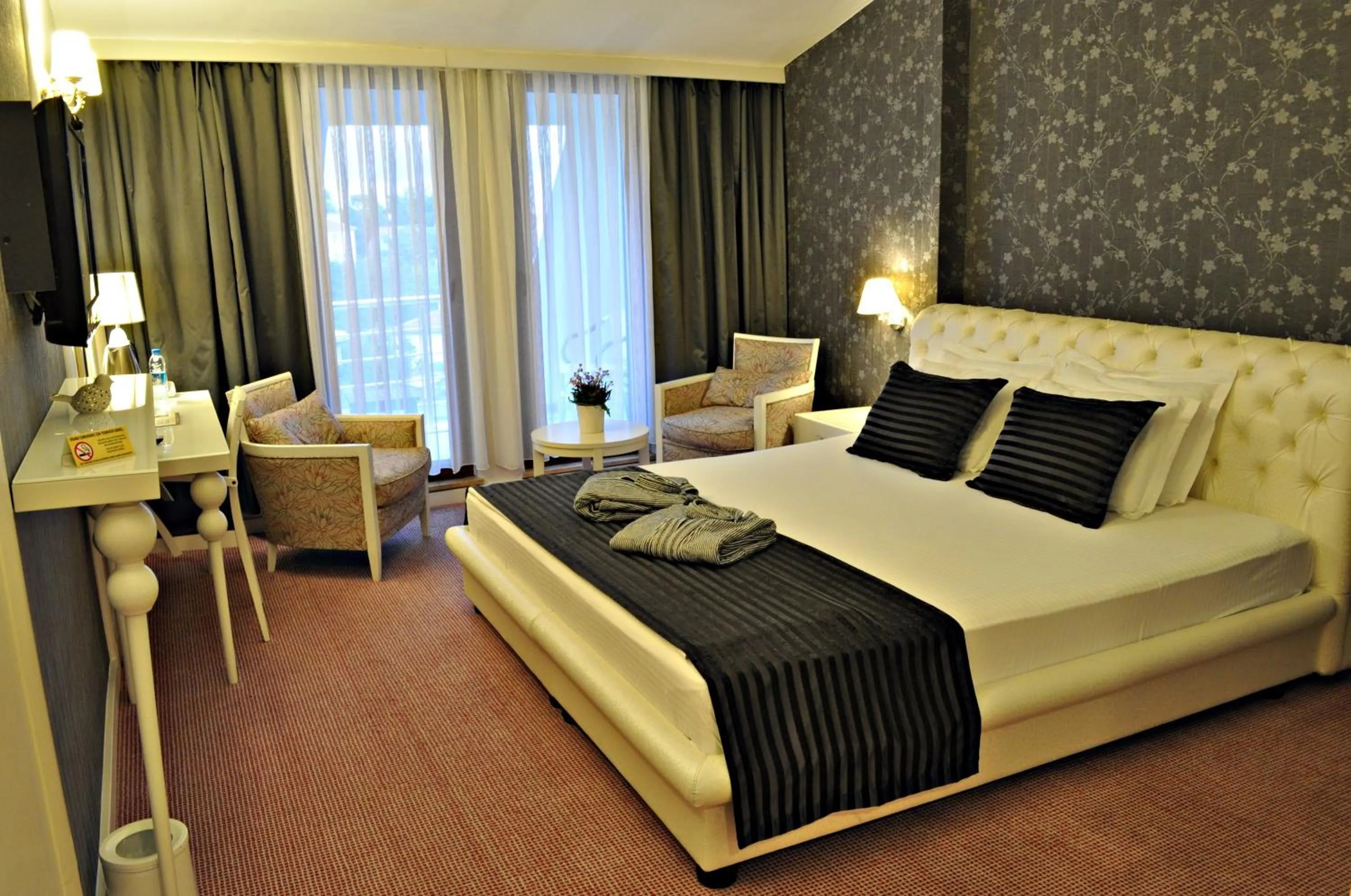 Photo of the whole room, Bed in Hotel Edirne Palace