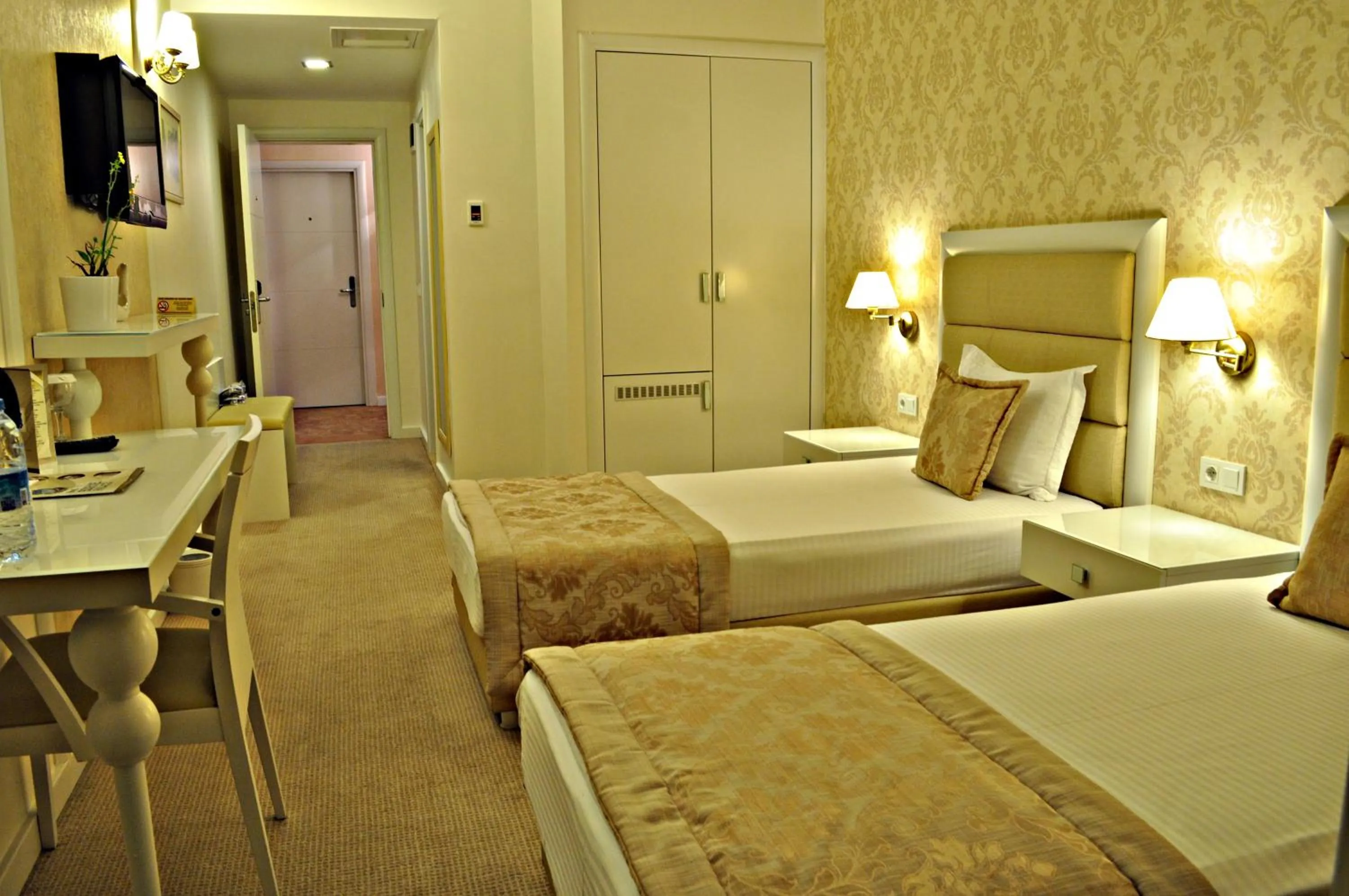 Photo of the whole room, Bed in Hotel Edirne Palace